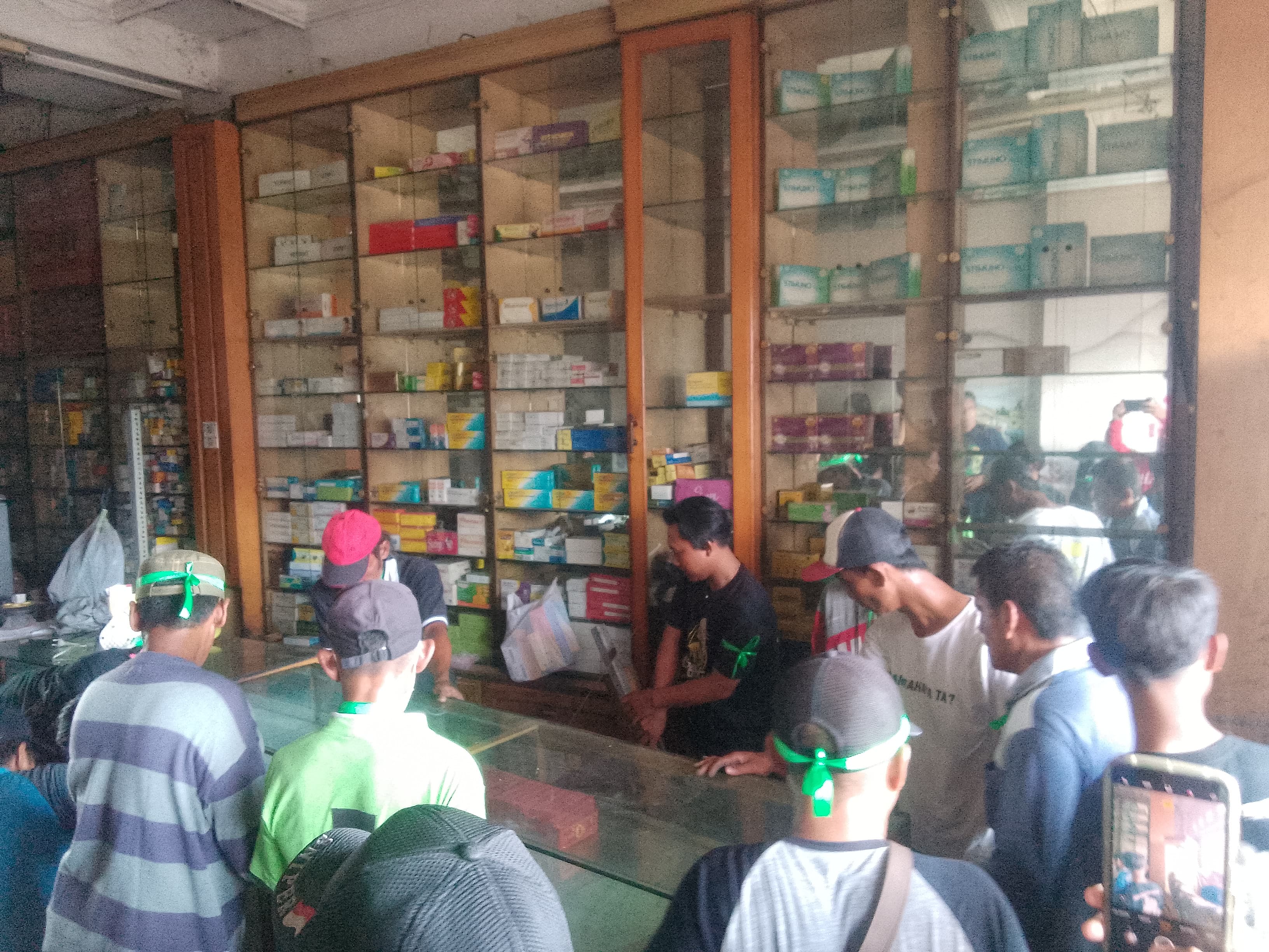 RAMAI : Proses eksekusi Apotek di Gedangan, Selasa (24/9). (DIKY PUTRA SANSIRI/RADAR SIDOARJO)