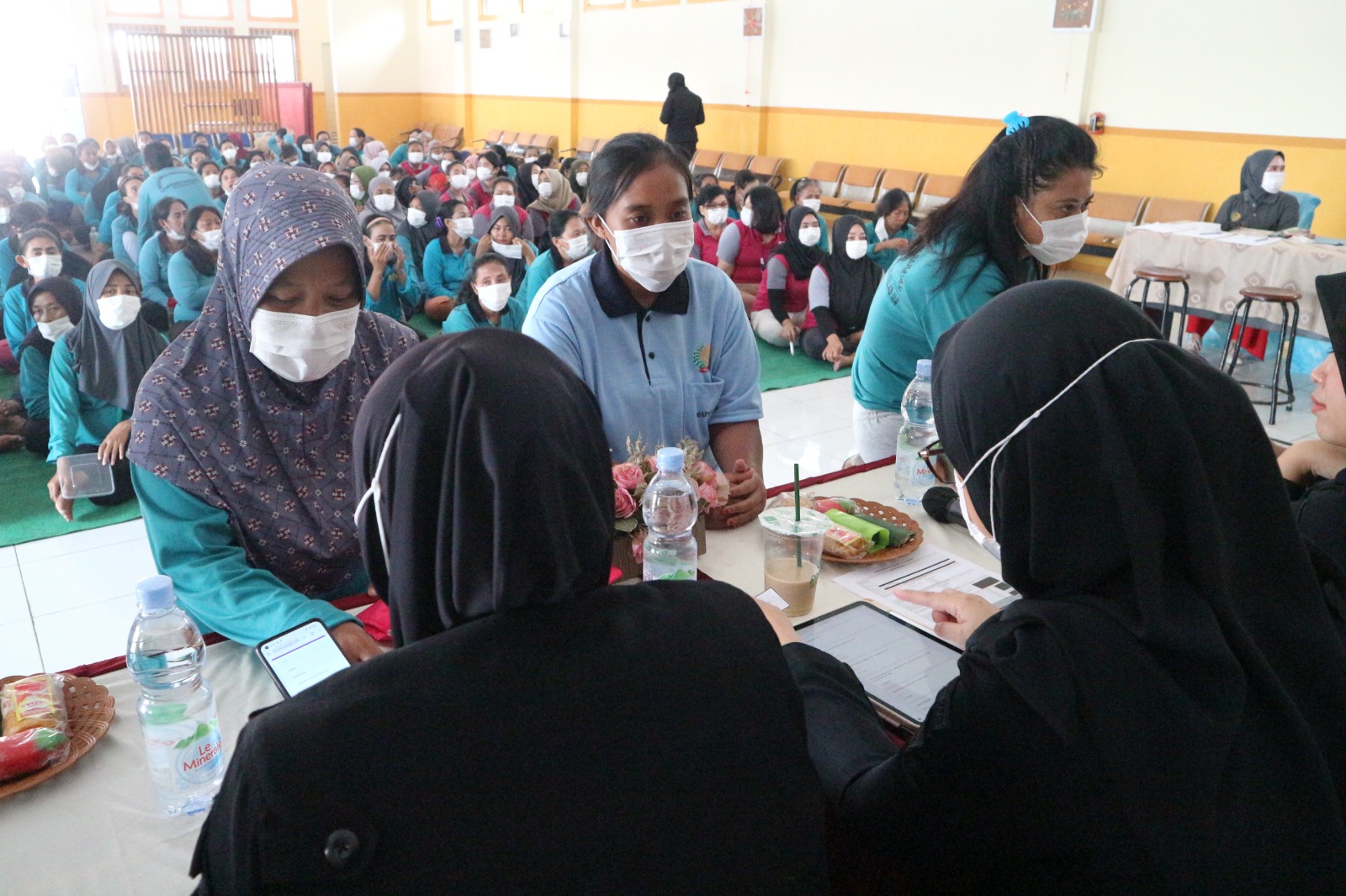 BIAR SEHAT: Tenaga medis cek narapidana Rutan Perempuan Porong, Kamis (26/9). (IST)