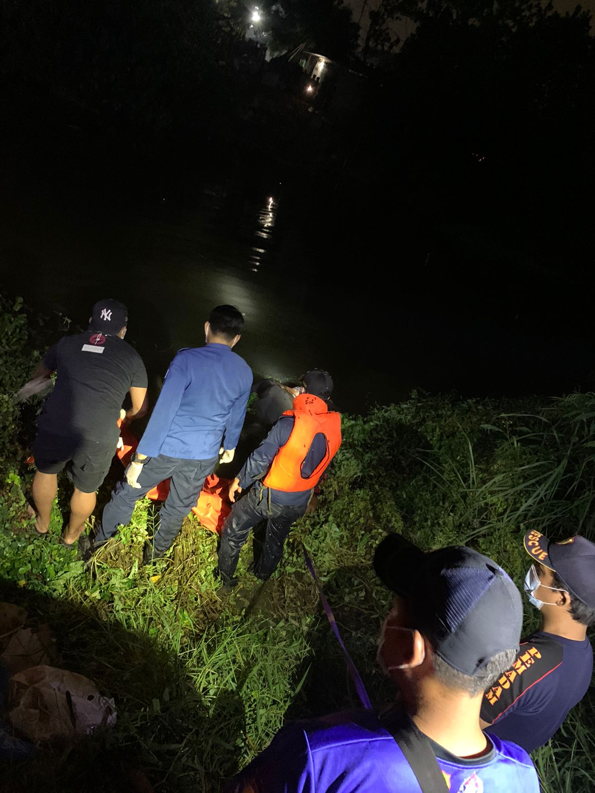 TERIDENTIFIKASI : Proses evakuasi penemuan jenazah di Sungai Taman. (IST)