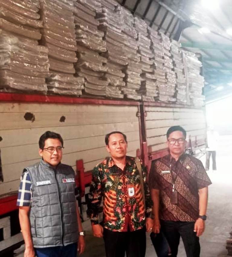 PERSIAPAN : Kedatangan Logistik Bilik Suara di Gudang KPU Sidoarjo. (IST)