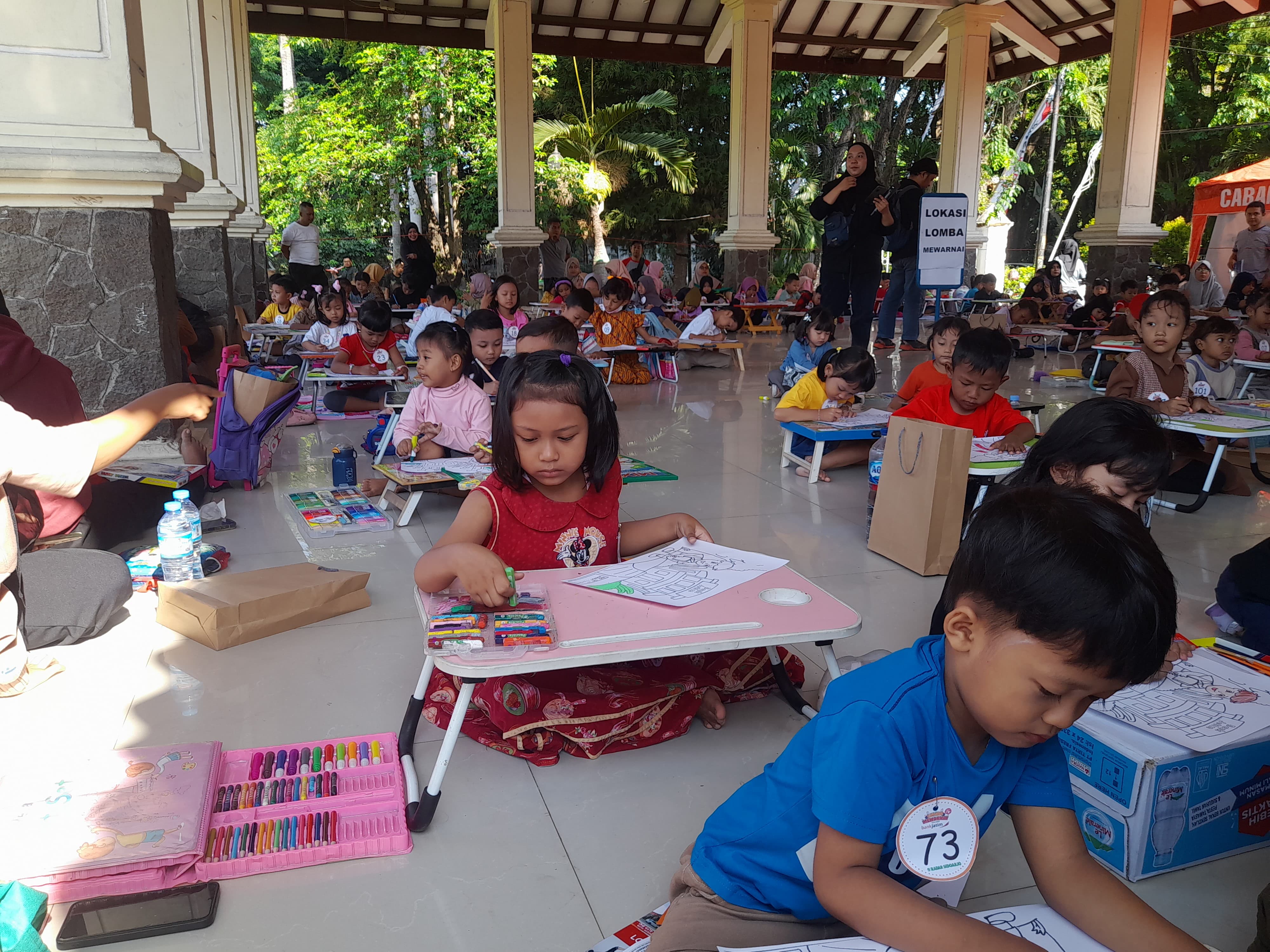 ANTUSIAS : Para peserta saat mengikuti lomba mewarnai. (M SAIFUL ROHMAN/RADAR SIDOARJO)