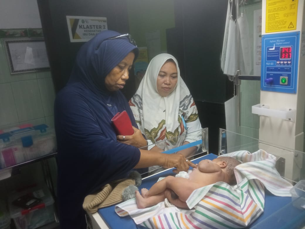 BARU LAHIR: Kondisi bayi saat dirawat di Puskesmas Taman, Minggu (29/9). (IST)