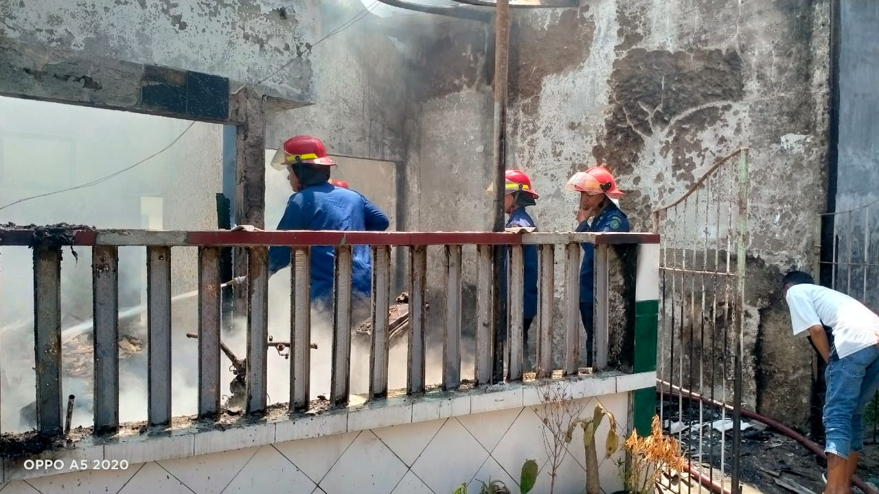 DISIRAM : Petugas damkar sedang berupaya memadamkan api, Senin (30/9). (IST)