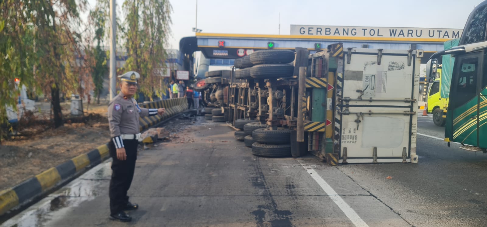 APES : Kondisi truk usai mengalami kecelakaan tunggal di GT Waru Utama, Selasa (1/10). (IST)