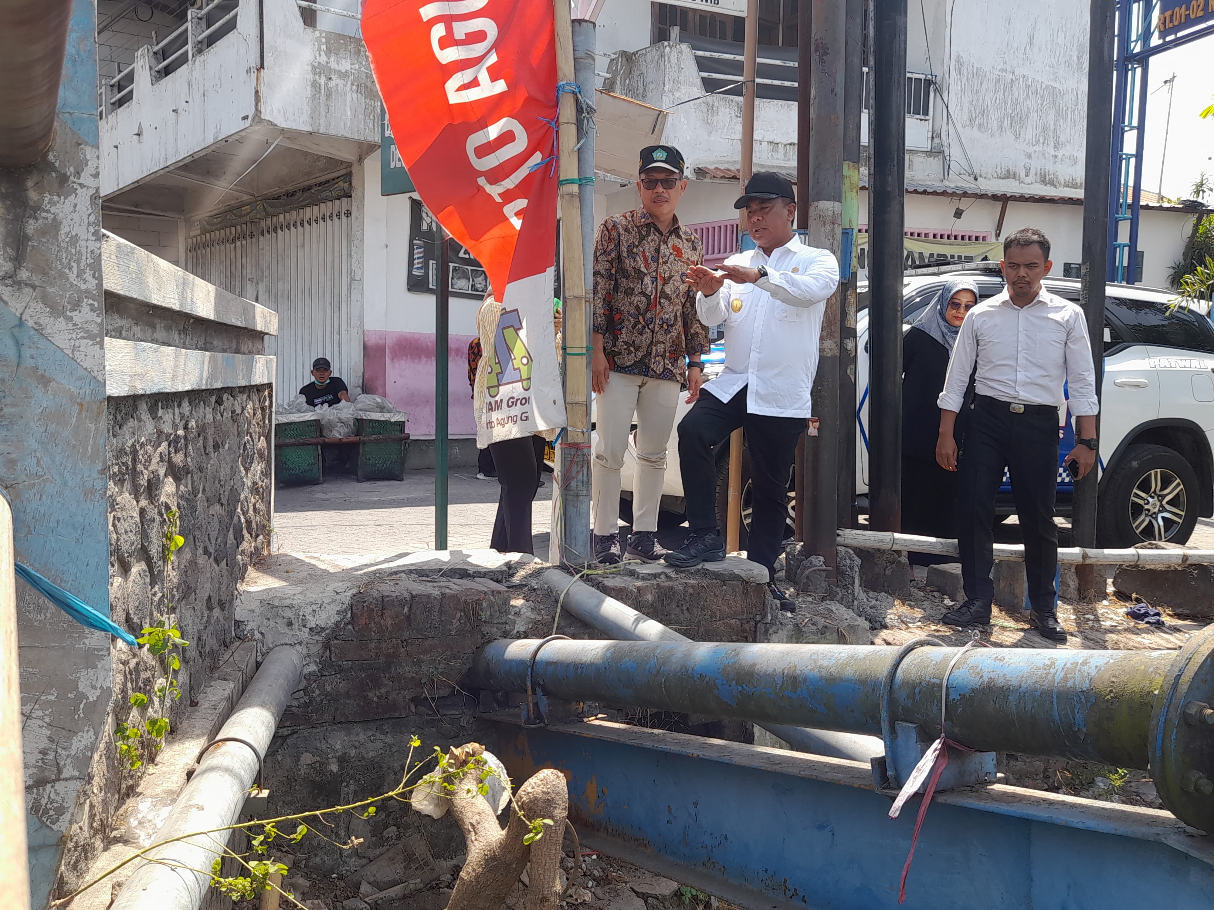 TURUN LAPANGAN : Pjs Bupati Sidoarjo Muhammad Isa Anshori (dua dari kiri) saat sidak jembatan Bluru Kidul. (M SAIFUL ROHMAN/RADAR SIDOARJO)