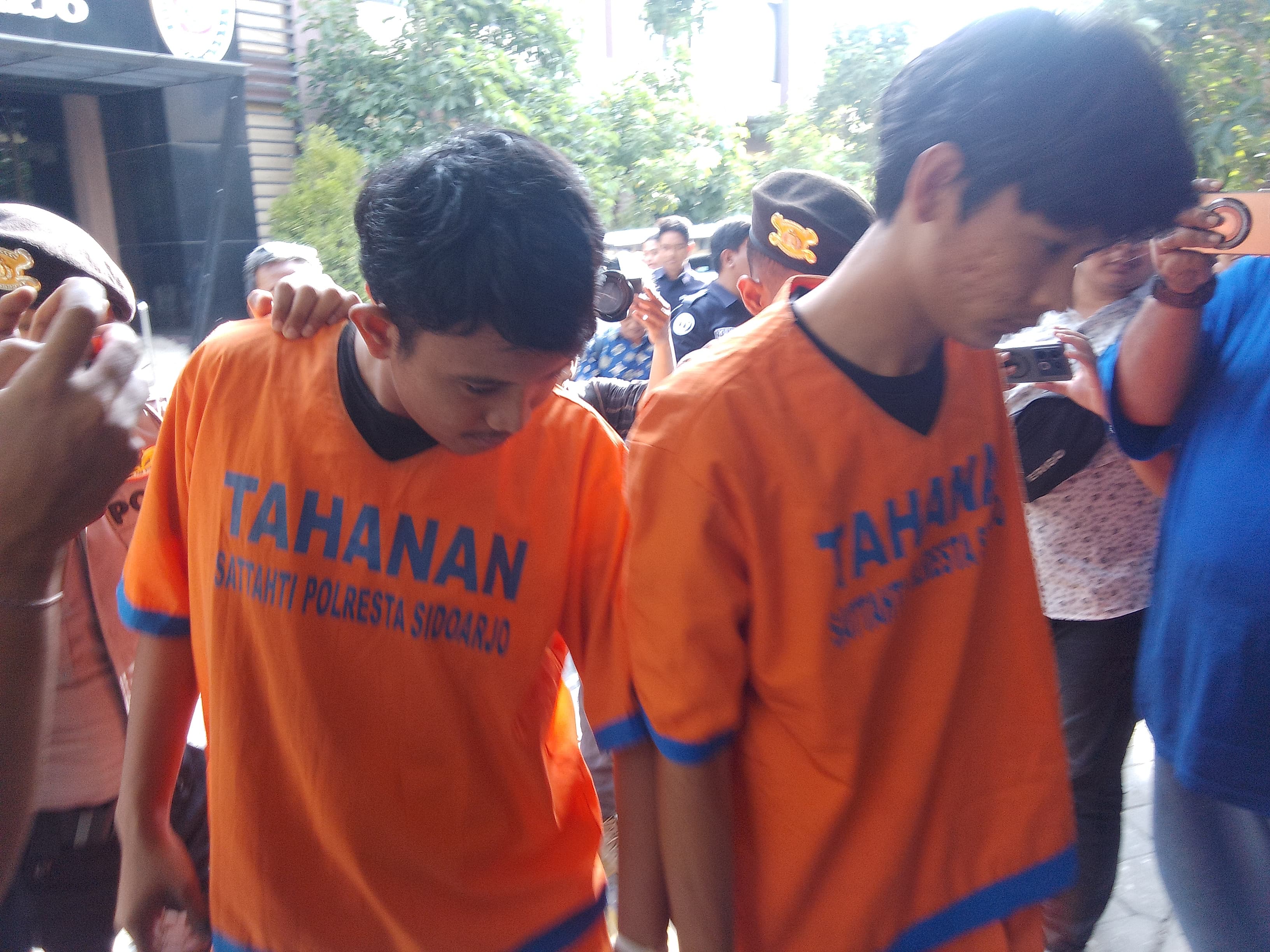 BALAS DENDAM : Andra Surya Pratama (ASP), 20, dan Lukmanul Hakim (LH), 24, dirilis di Mako Polresta Sidoarjo, Rabu (2/10). (DIKY PUTRA SANSIRI/RADAR SIDOARJO)