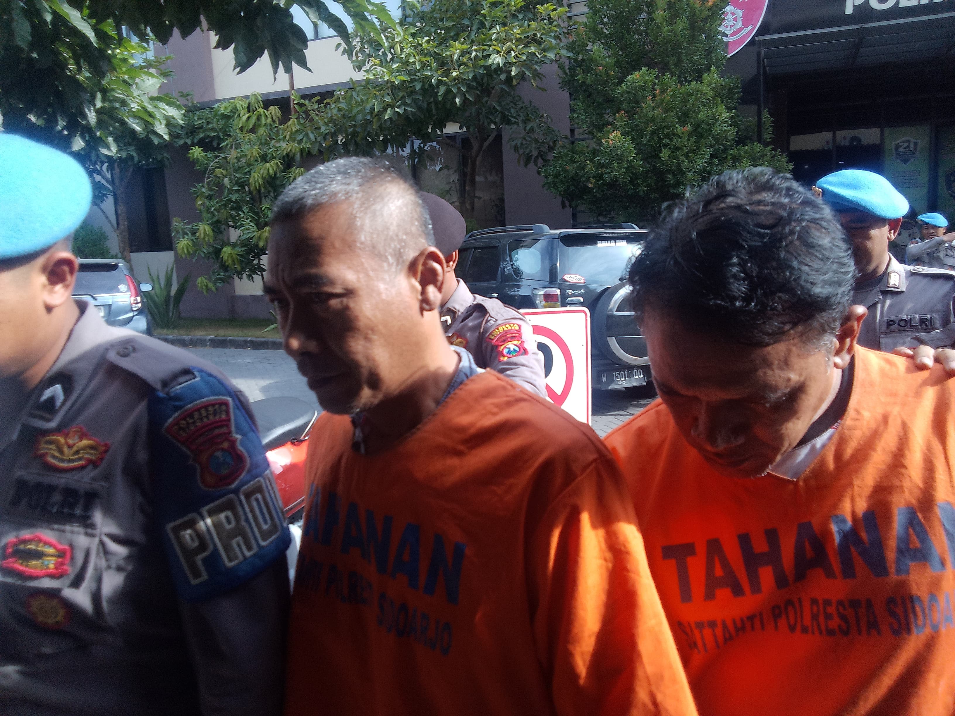 TERTUNDUK LESU : W dan SS dirilis di Mako Polresta Sidoarjo, Rabu (2/10). (DIKY PUTRA SANSIRI/RADAR SIDOARJO)
