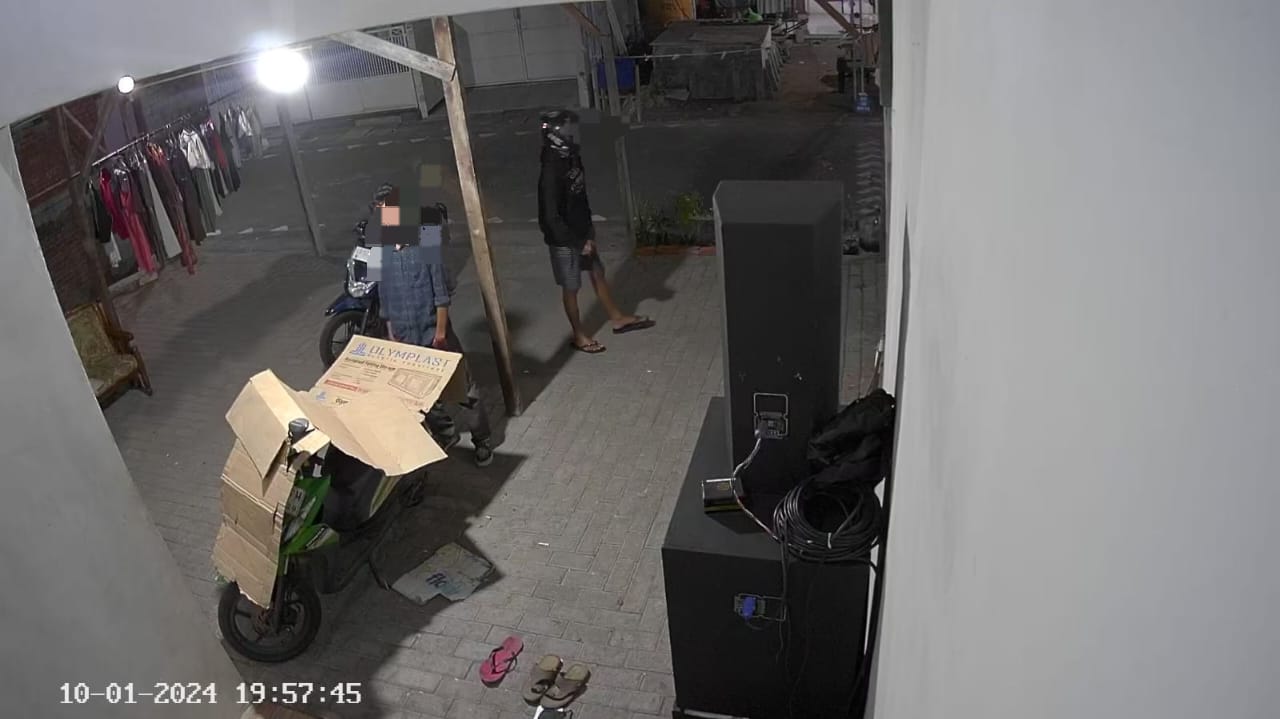 MENCURIGAKAN : Dua terduga pelaku mondar mandir di depan rumah kasun, Selasa (1/10) malam. (IST)