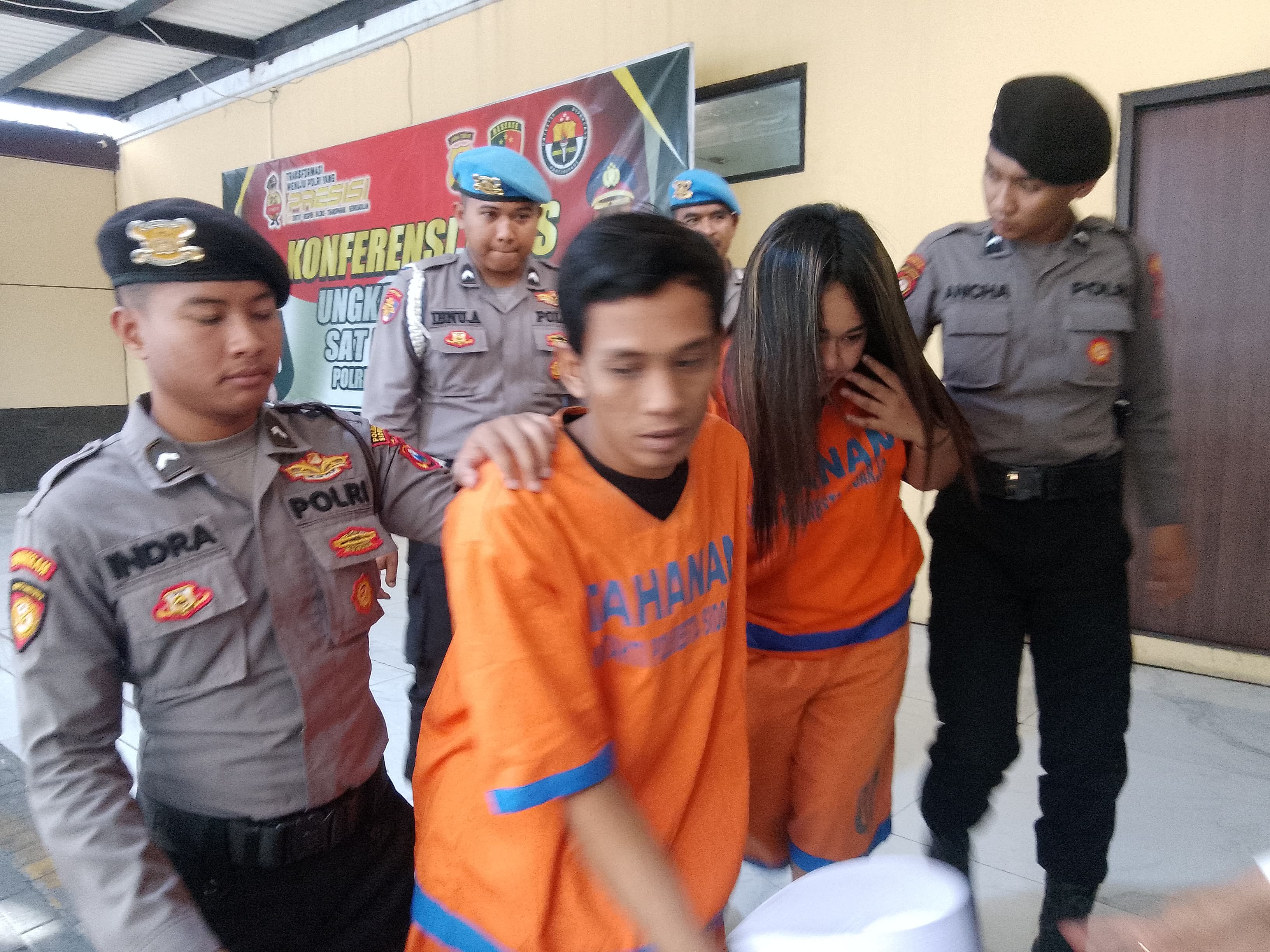KOMPAK : Moh Tohe dan istrinya DR sama-sama mencuri motor, Rabu (2/10). (DIKY PUTRA SANSIRI/RADAR SIDOARJO)