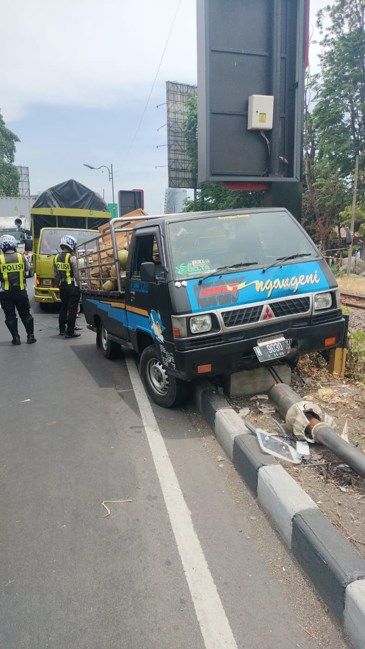 MENGANTUK : Kondisi mobil pikap usai terlibat kecelakaan tunggal di Waru, Kamis (3/10). (IST/POLSEK WARU)