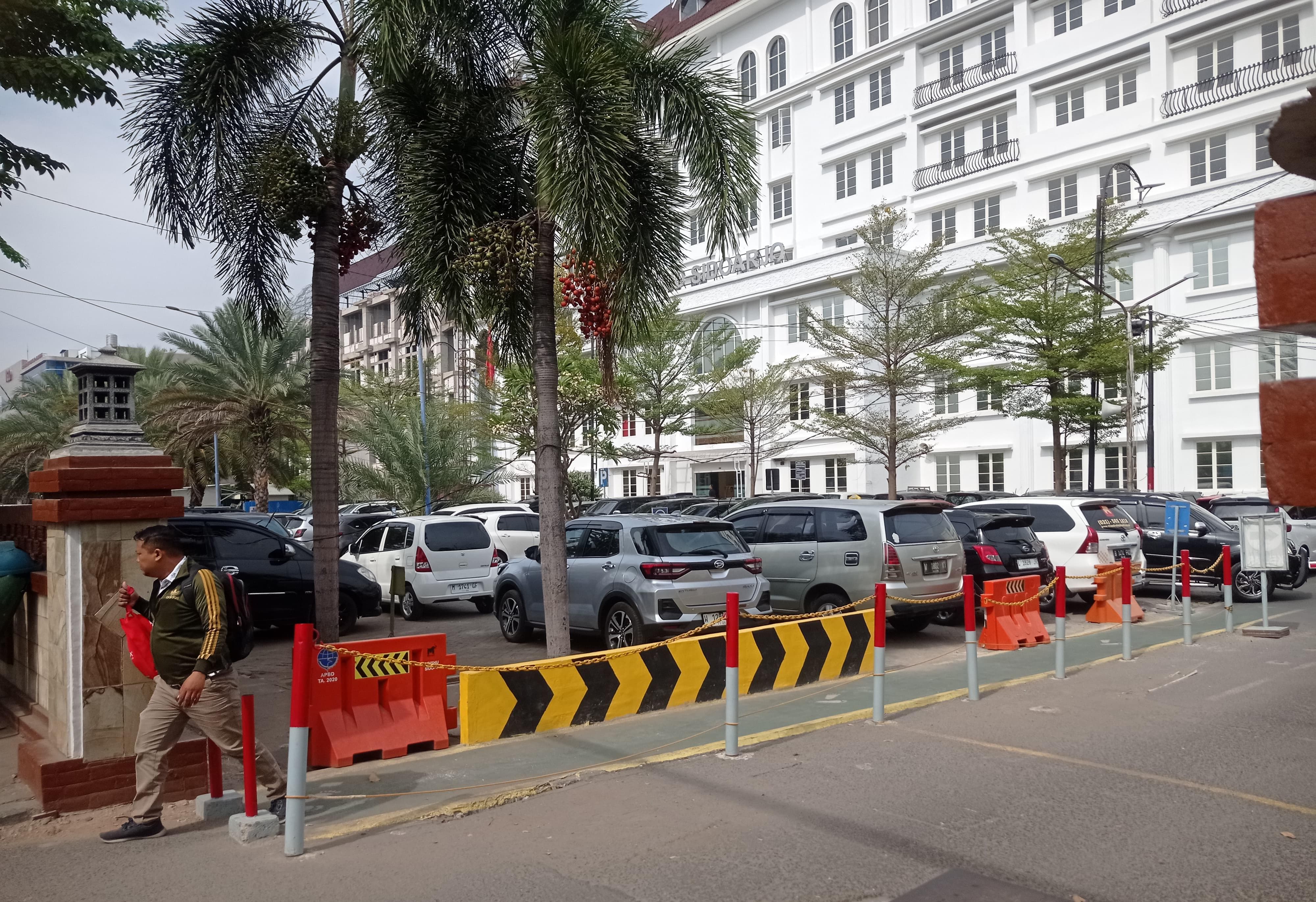 PERENCANAAN : Lokasi lahan parkir mobil di depan Gedung Diagnostik Terpadu (GDT). (M SAIFUL ROHMAN/RADAR SIDOARJO)
