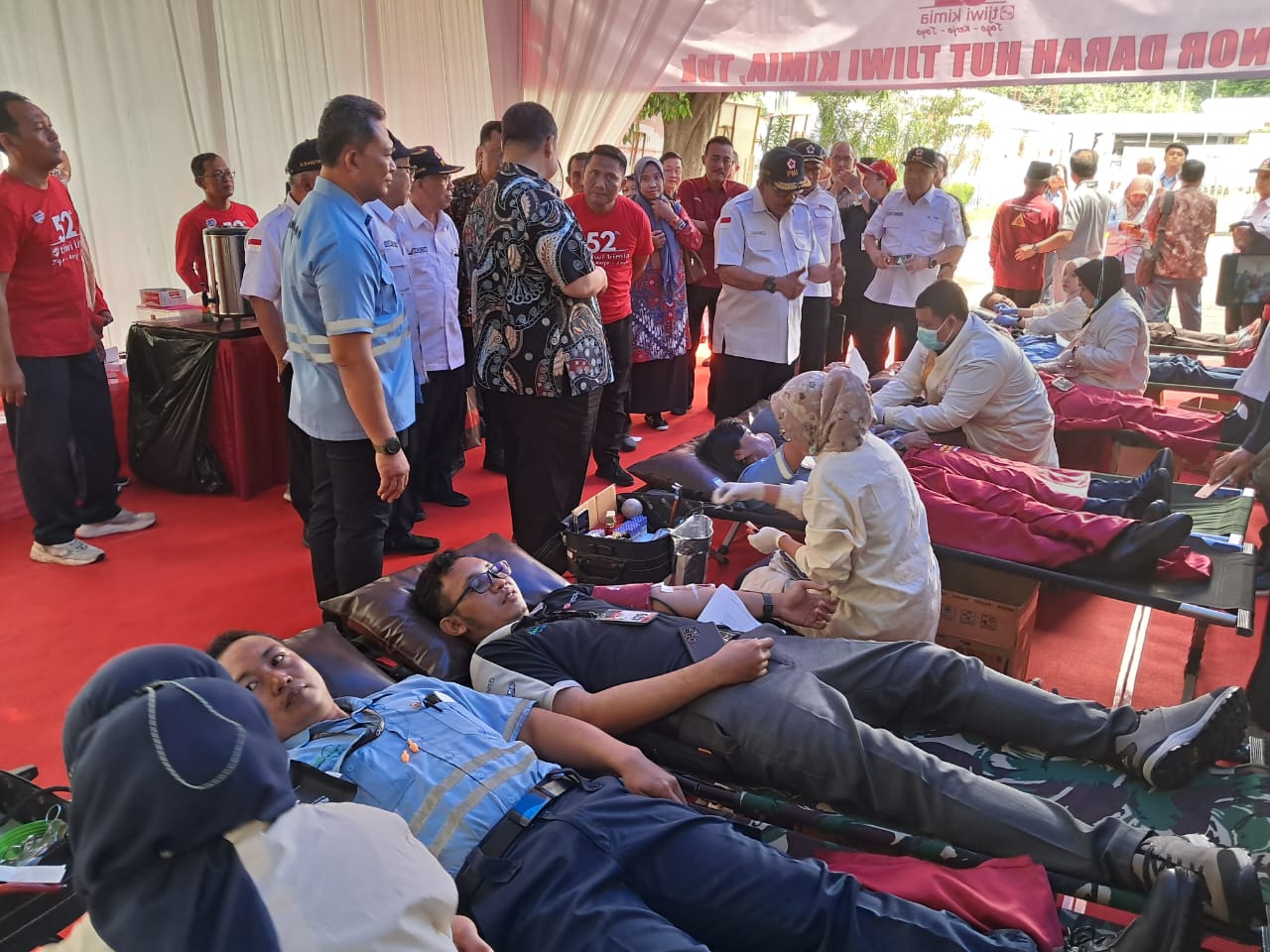 PEDULI : Ketua PMI Provinsi Jawa Timur, Imam Utomo saat melihat kegiatan donor darah di PT Pabrik Kertas Tjiwi Kimia Tbk.