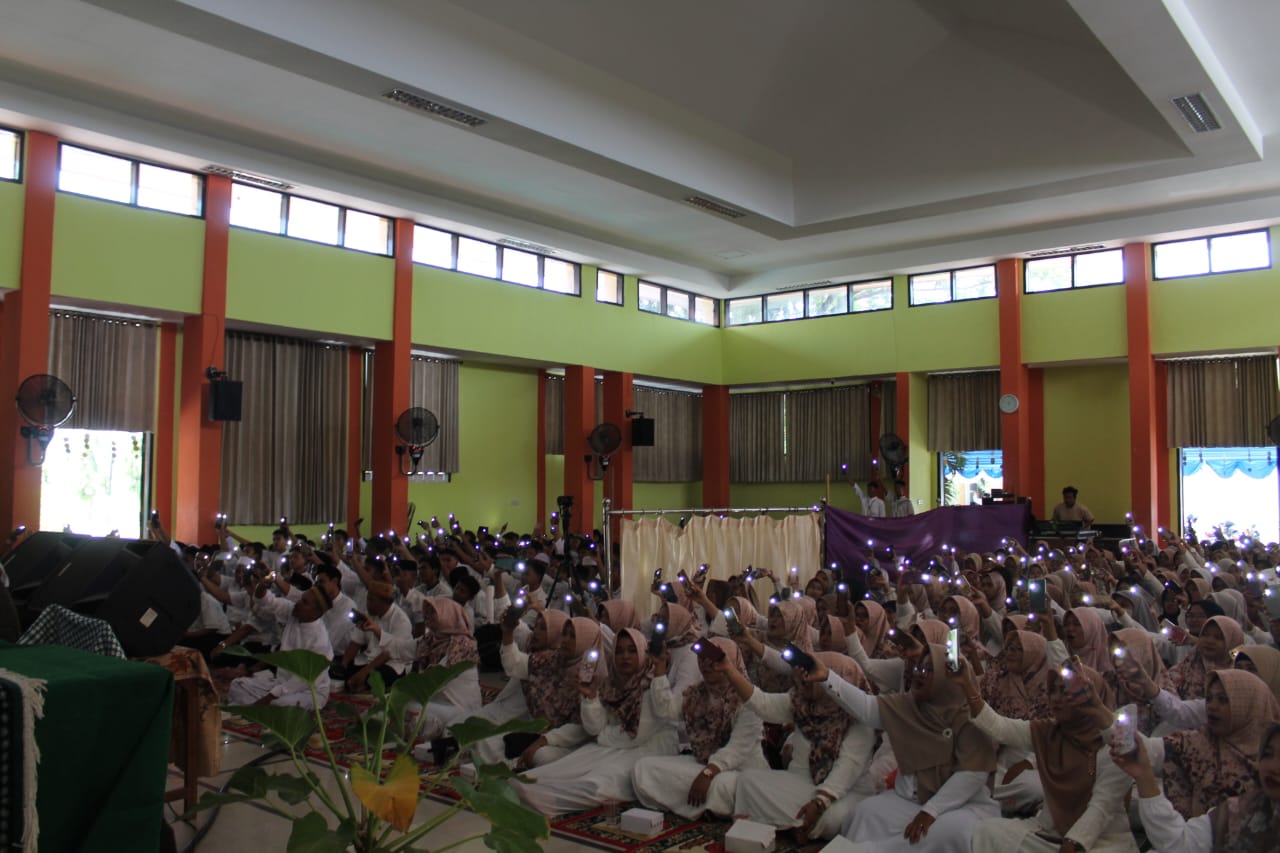 ANTUSIAS: Suasana sholawatan di SMAN 1 Gedangan. (ANAS/RADAR SIDOARJO)