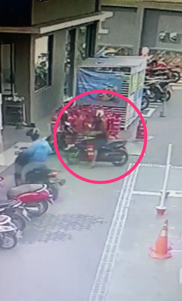 NEKAT : Seorang pria terekam CCTV saat curi tabung gas elpiji di Waru, Rabu (2/10). (IST)&nbsp;
