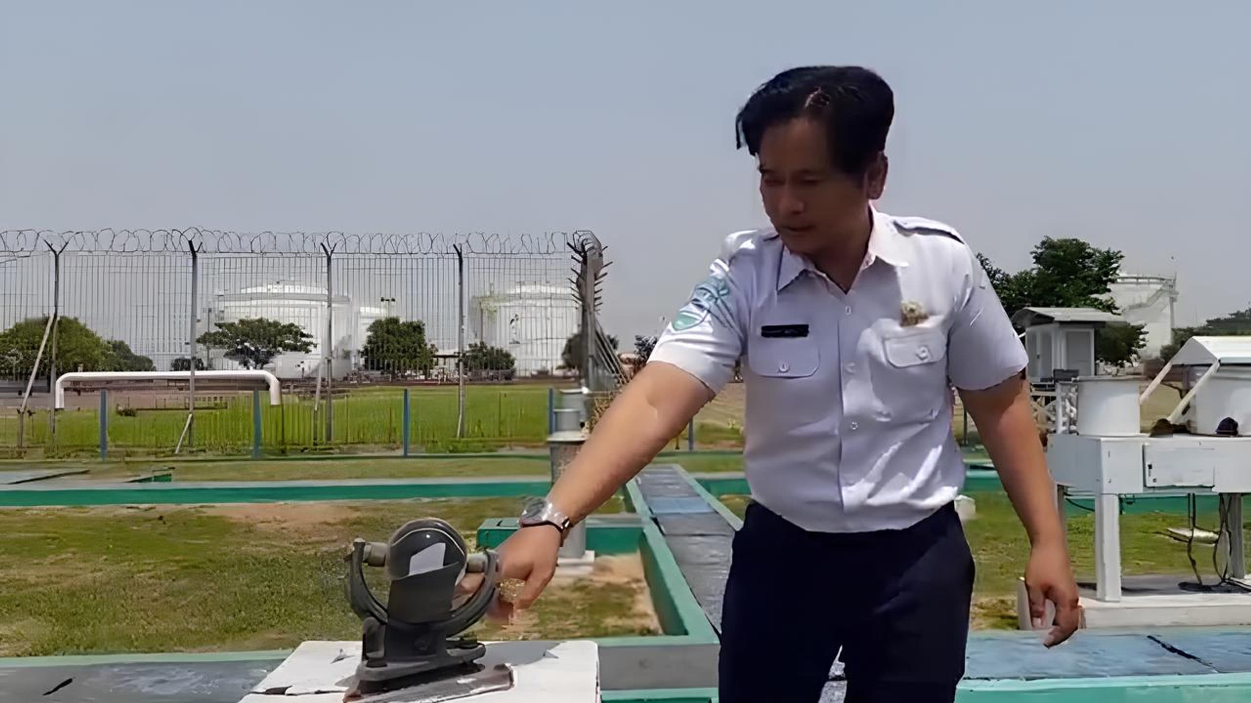 PANCAROBA: Salah satu petugas BMKG Juanda saat menunjukkan bola pemantau panas matahari. (M SAIFUL ROHMAN/RADAR SIDOARJO)