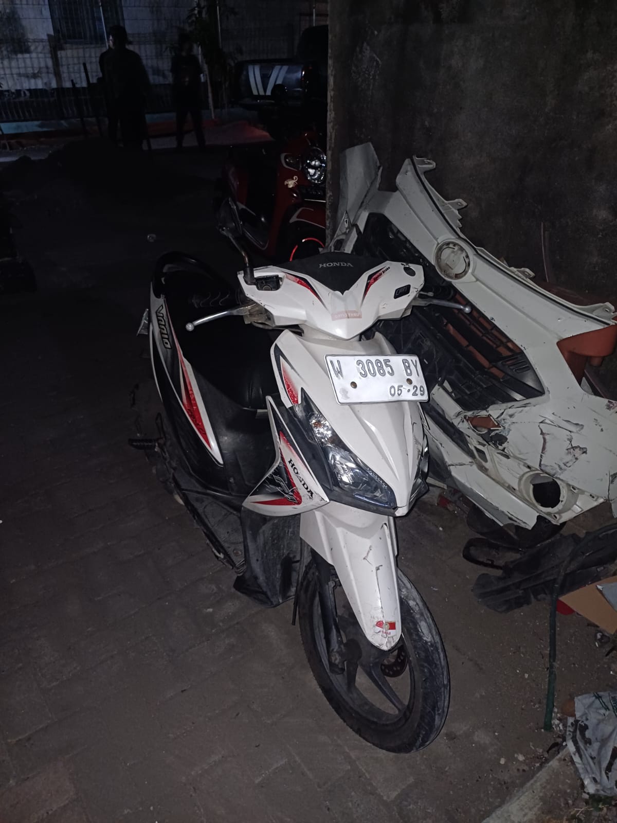RUSAK : Kondisi kendaraan usai terlibat kecelakaan di Prambon, Sabtu (5/10). (IST)