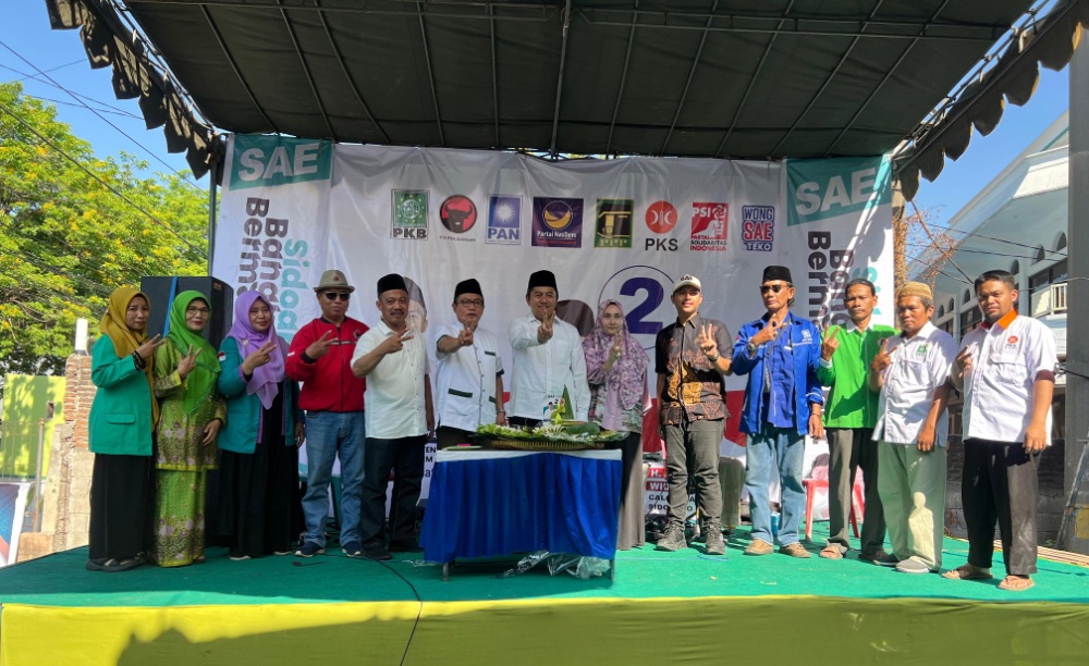 KOMPAK : Cabup Mas Iin bersama pendukung saat peresmian Posko Pemenangan SAE Kecamatan Sedati.  &nbsp;