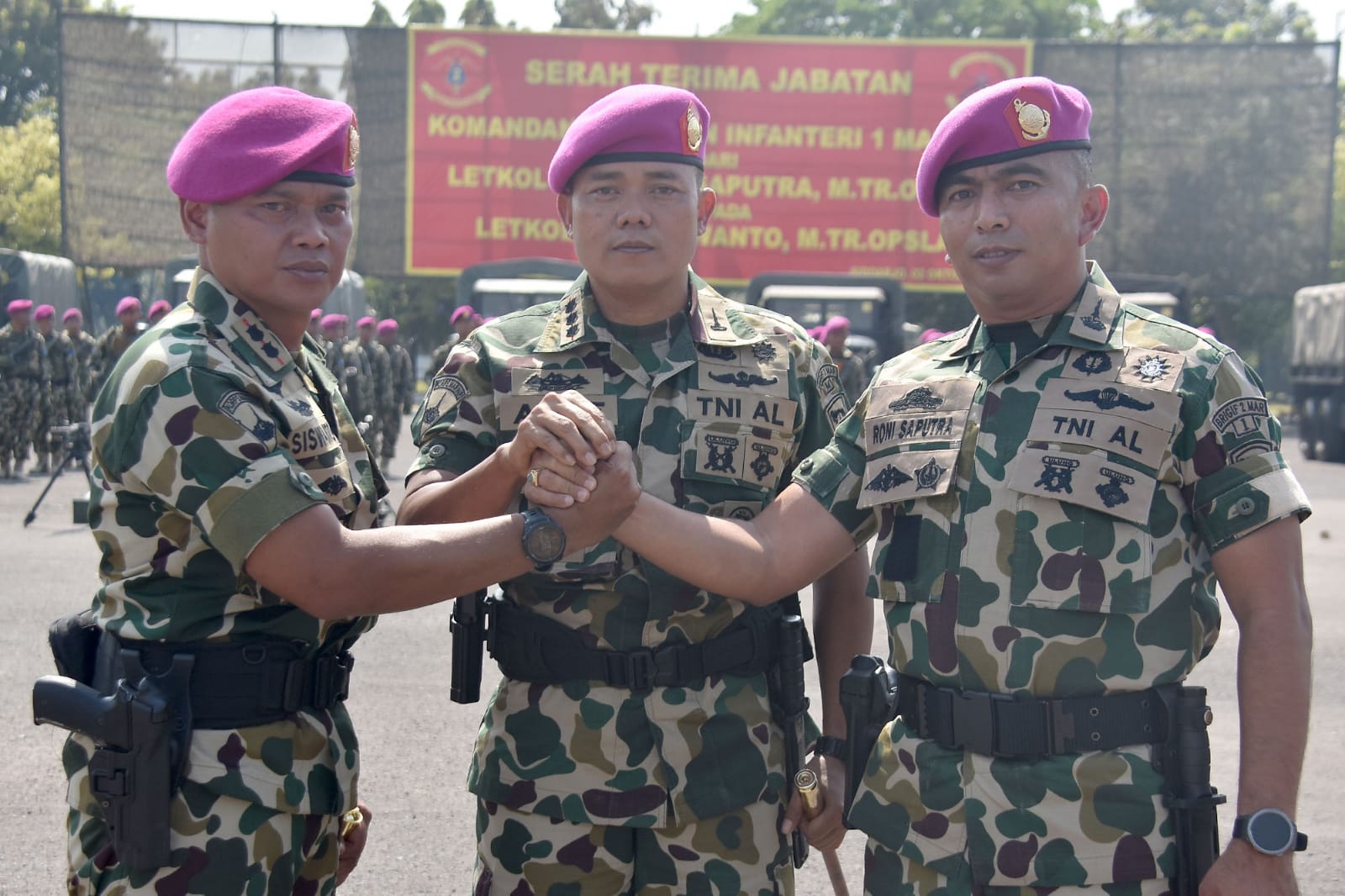 PERGANTIAN: Komandan Brigif 2 Marinir Kolonel Marinir Arip Supriyadi, S.H., M.M., M.Tr.Hanla (tengah) memimpin sertijab Komandan Batalyon Infanteri 1 Marinir.
