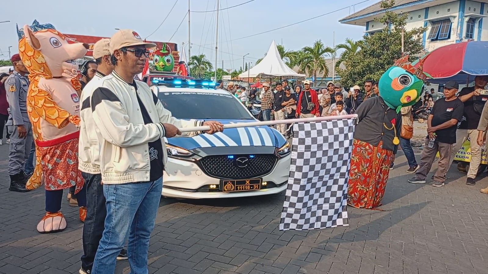 ANTUSIAS : Ketua KPU Sidoarjo Fauzan Adhim berangkatkan kirab maskot Pilkada 2024. (M SAIFUL ROHMAN/RADAR SIDOARJO)