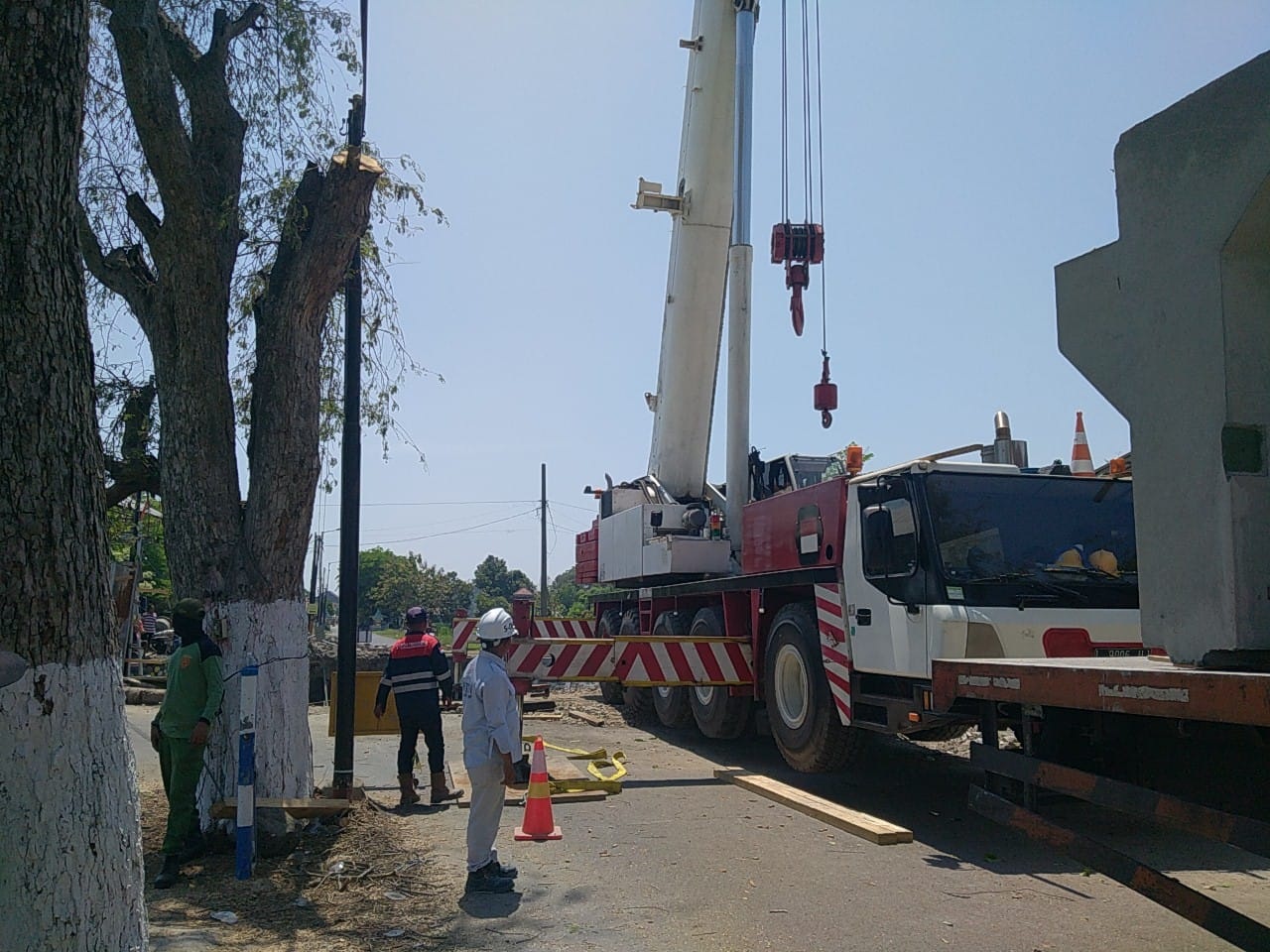 INFRASTRUKTUR : Proses pembangunan jembatan baru di Kedungpeluk mulai dilakukan. (M SAIFUL ROHMAN/RADAR SIDOARJO)