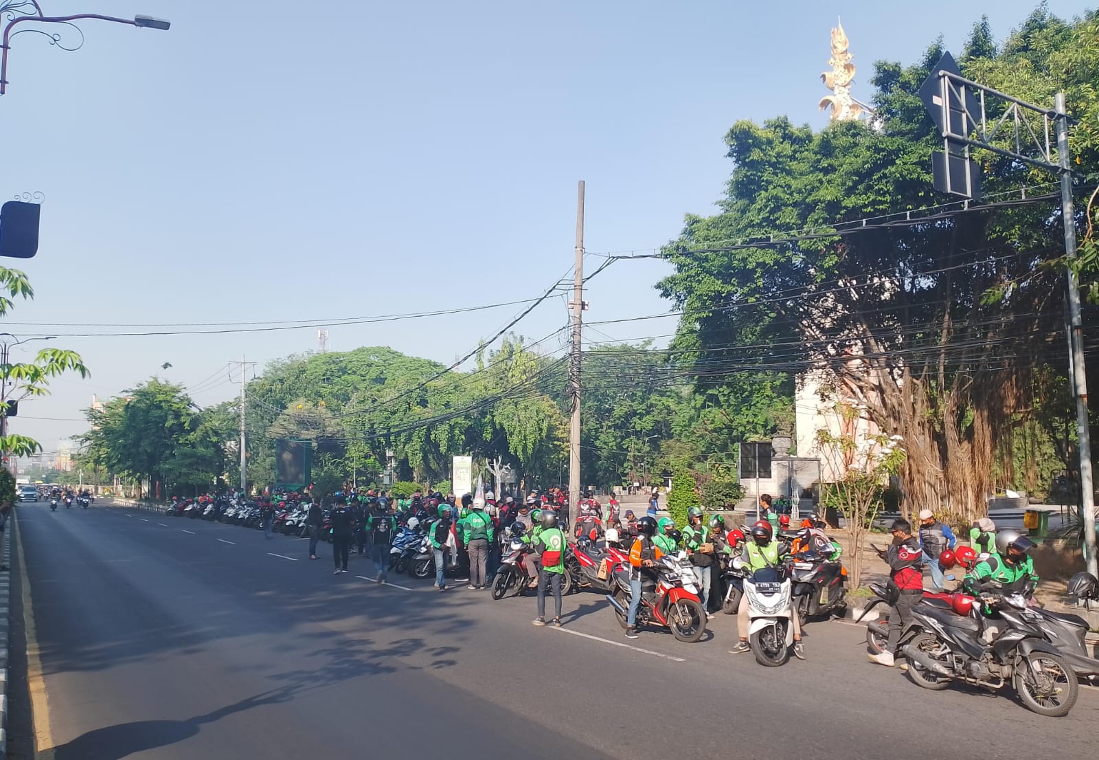 ASPIRASI : Peserta aksi demo ojol saat berkumpul di Alun-alun Sidoarjo tahun lalu.