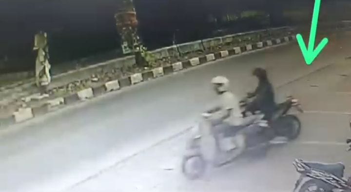 TEREKAM : Aksi kedua pelaku saat mendorong motor korban di Sedati, Selasa (8/10). (IST)