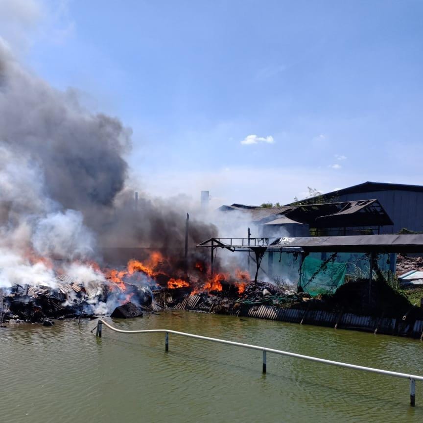 ASAP TEBAL : Kondisi gudang rongsokan di Krian saat kebakaran terjadi, Jumat (11/10).  &nbsp;