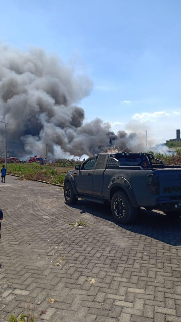 ASAP TEBAL : Kondisi gudang rongsokan di Krian saat kebakaran terjadi, Jumat (11/10).  &nbsp;