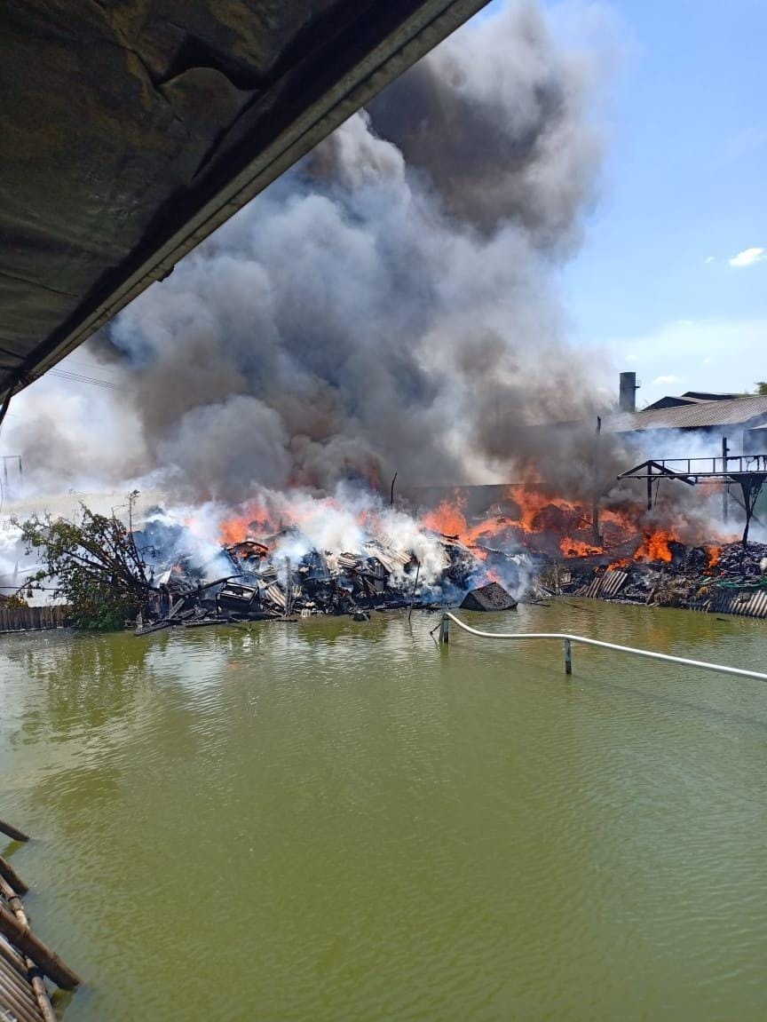 ASAP TEBAL : Kondisi gudang rongsokan di Krian saat kebakaran terjadi, Jumat (11/10).  &nbsp;