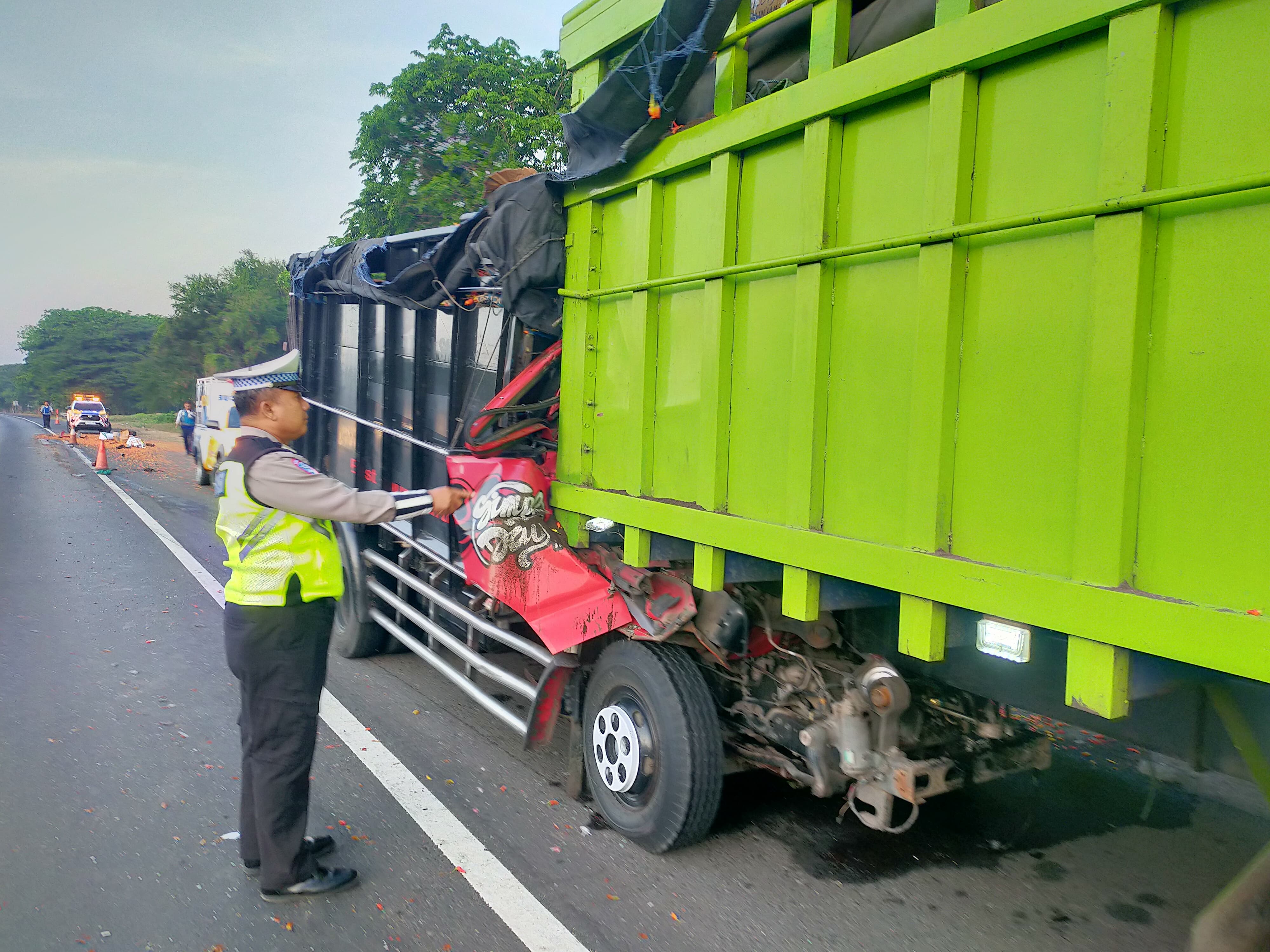RINGSEK : Kondisi truk usai mengalami kecelakaan, Jumat (11/10). (IST)