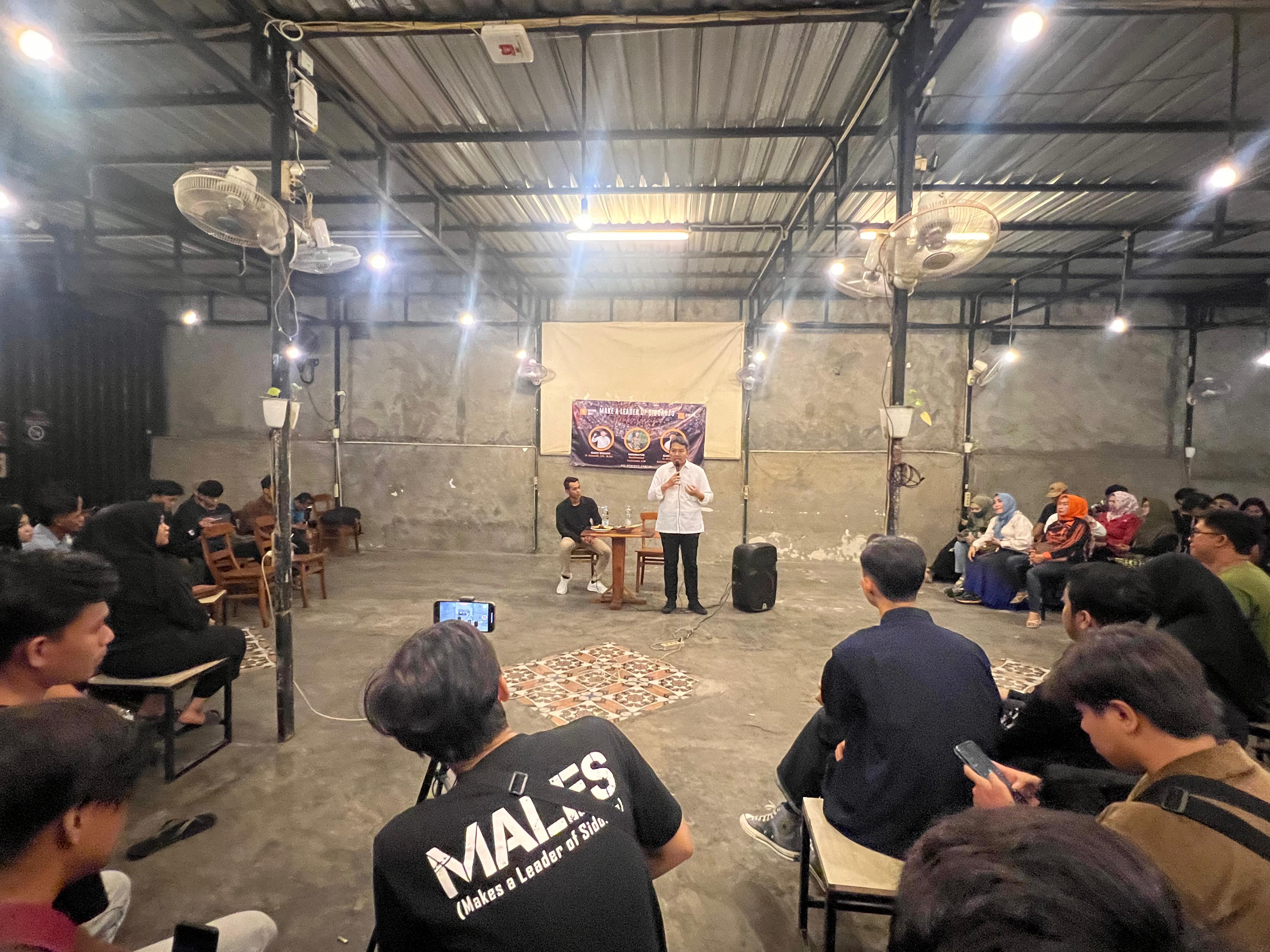 SEMANGAT : Cabup Sidoarjo Mas Iin sampaikan sejumlah program andalannya kepada para pemuda.