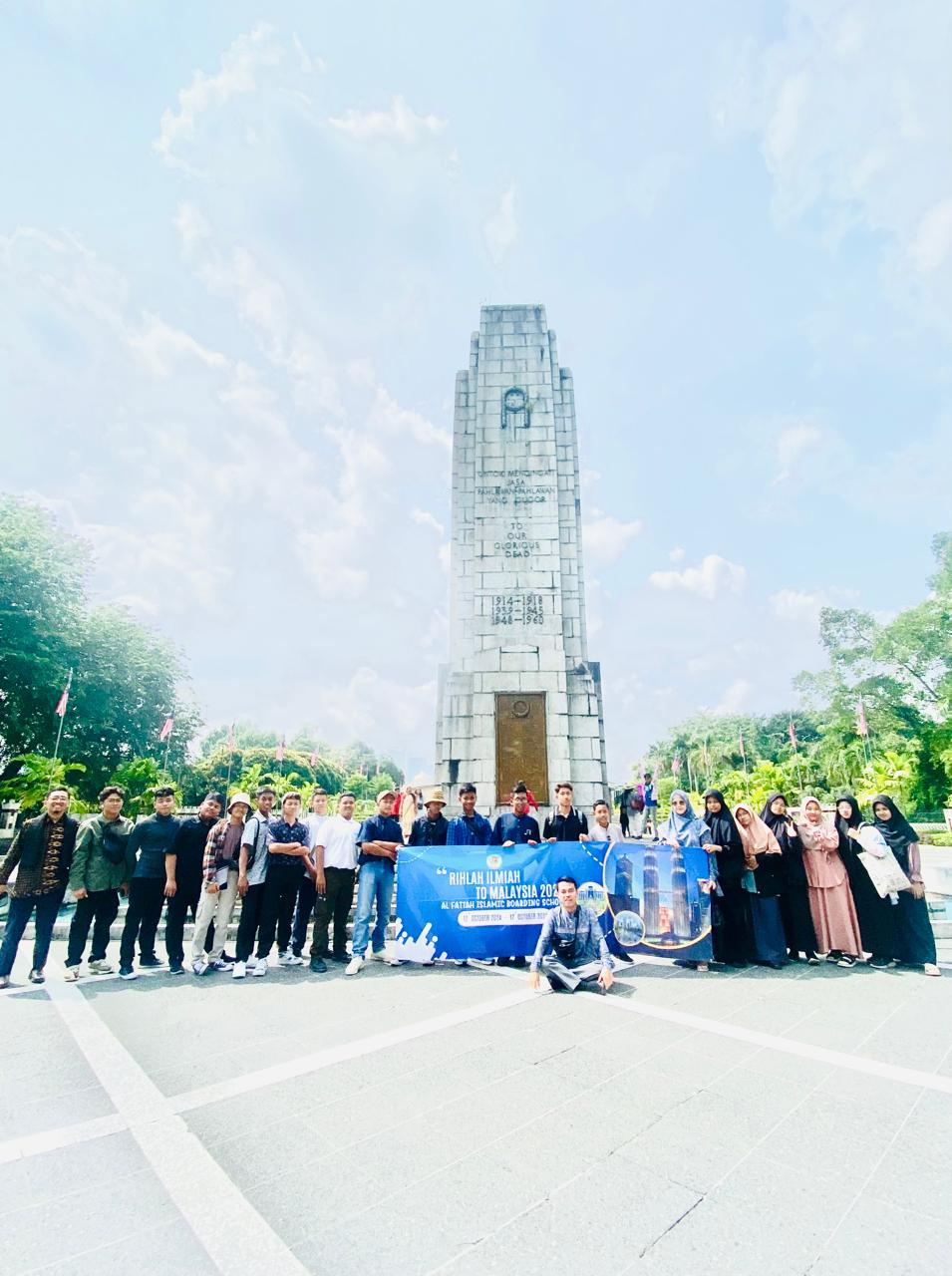 BELAJAR : Para santri saat berkunjung ke Kuala lumpur di depan tugu kemerdekaan Malaysia.