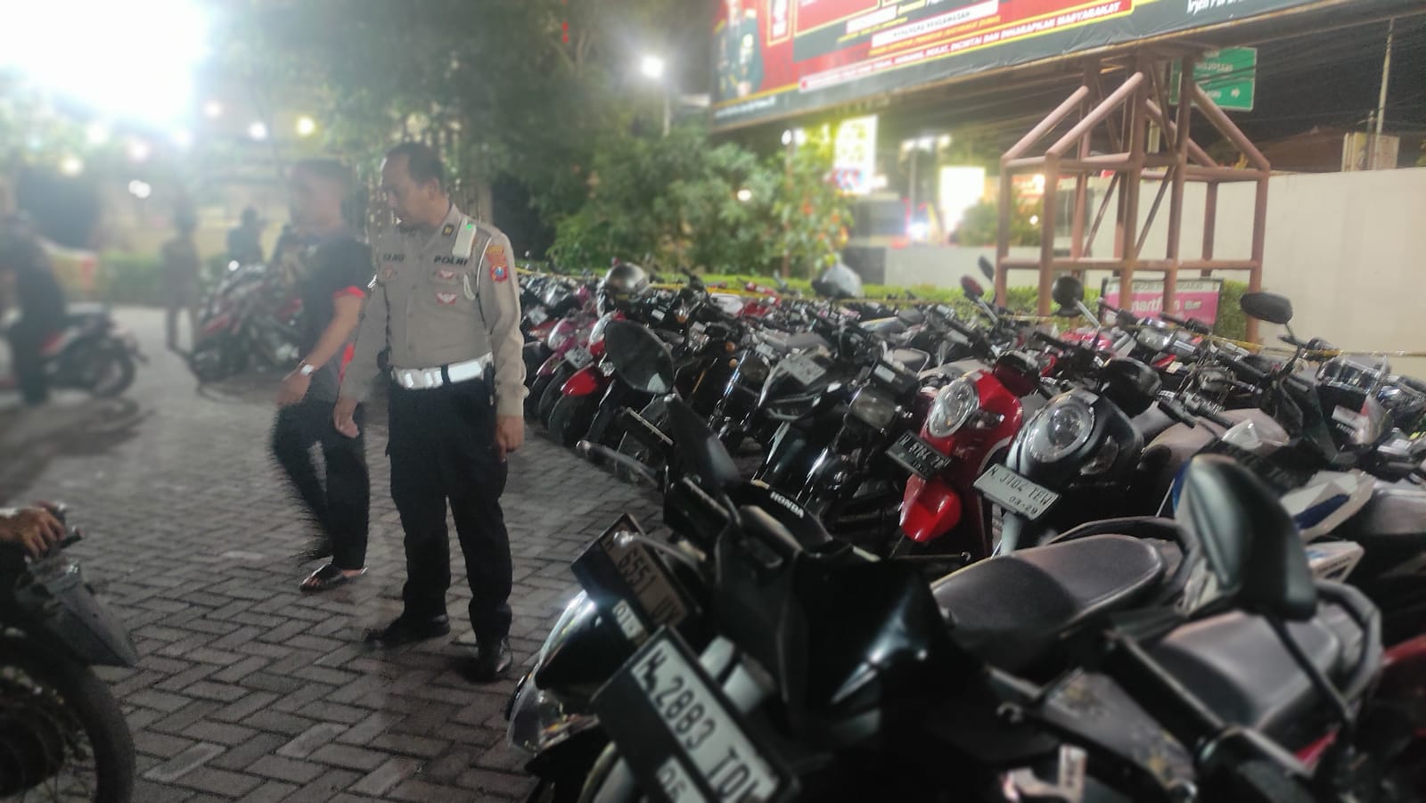 HASIL RAZIA : 100 motor balap liar diamankan di Mako Polresta Sidoarjo, Jumat (11/10). (IST)