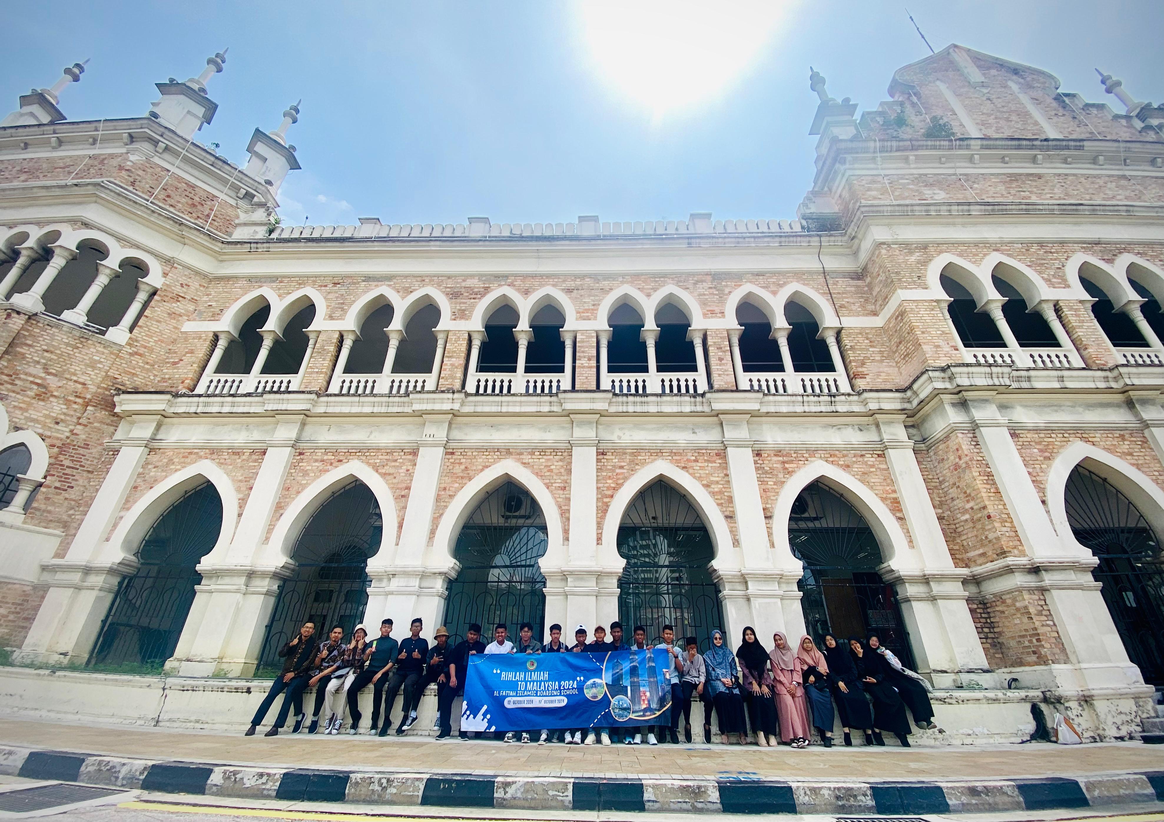 KOMPAK: Para santri saat berkunjung ke Universitas Sains Islam Malaysia. (ANAS/RADAR SIDOARJO)