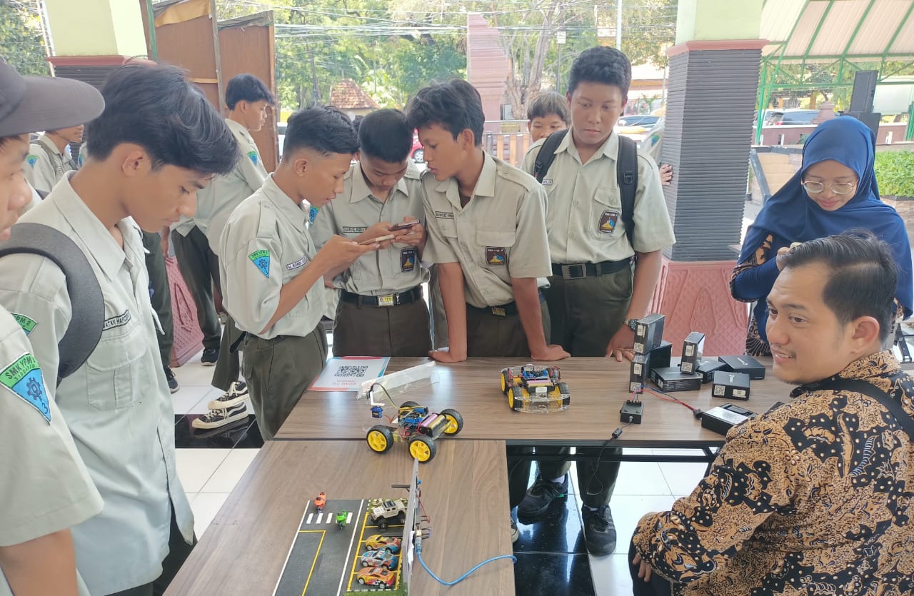 MENARIK: Keseruan pameran siswa SMK YPM 8 Sidoarjo. (ANAS/RADAR SIDOARJO)