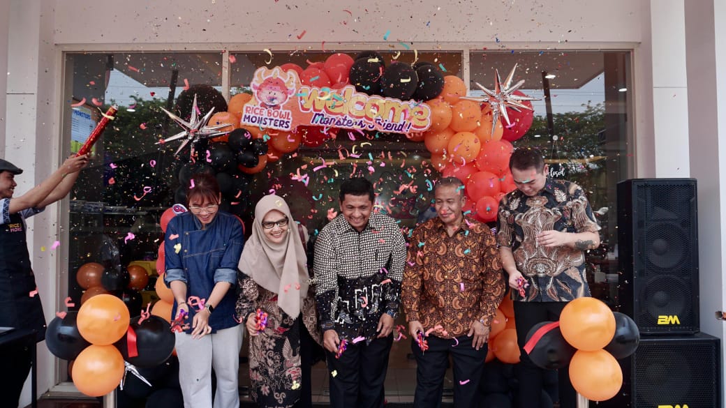 LEZAT: Grand opening Rice Bowl Monster di Jalan Raya Ponti, Sidoarjo, Senin (14/10). (M SAIFUL ROHMAN/RADAR SIDOARJO)