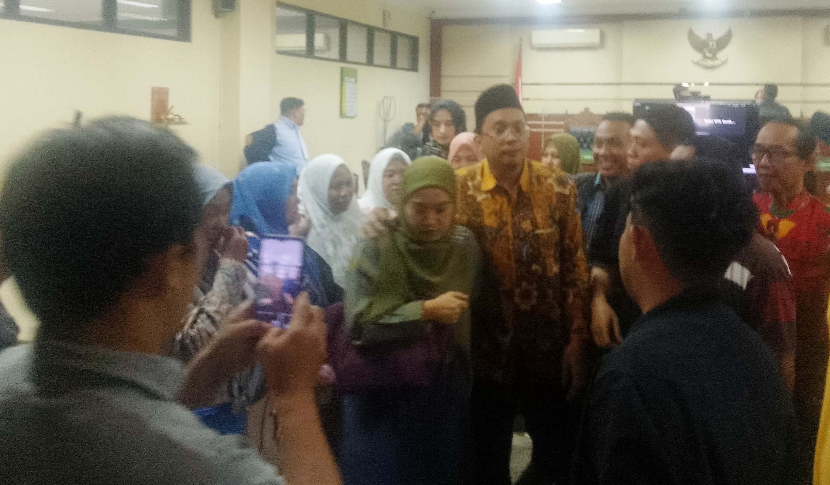 KETERANGAN SAKSI : Terdakwa Gus Muhdlor ditemani istrinya dalam persidangan di Tipikor, Senin (14/10). (DIKY PUTRA SANSIRI/RADAR SIDOARJO)