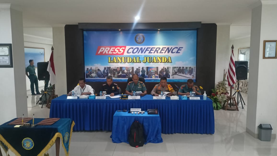 DIAMANKAN : Petugas gabungan menunjukkan barang bukti berupa narkoba yang diselundupkan di Bandara Juanda Sidoarjo. (IST)