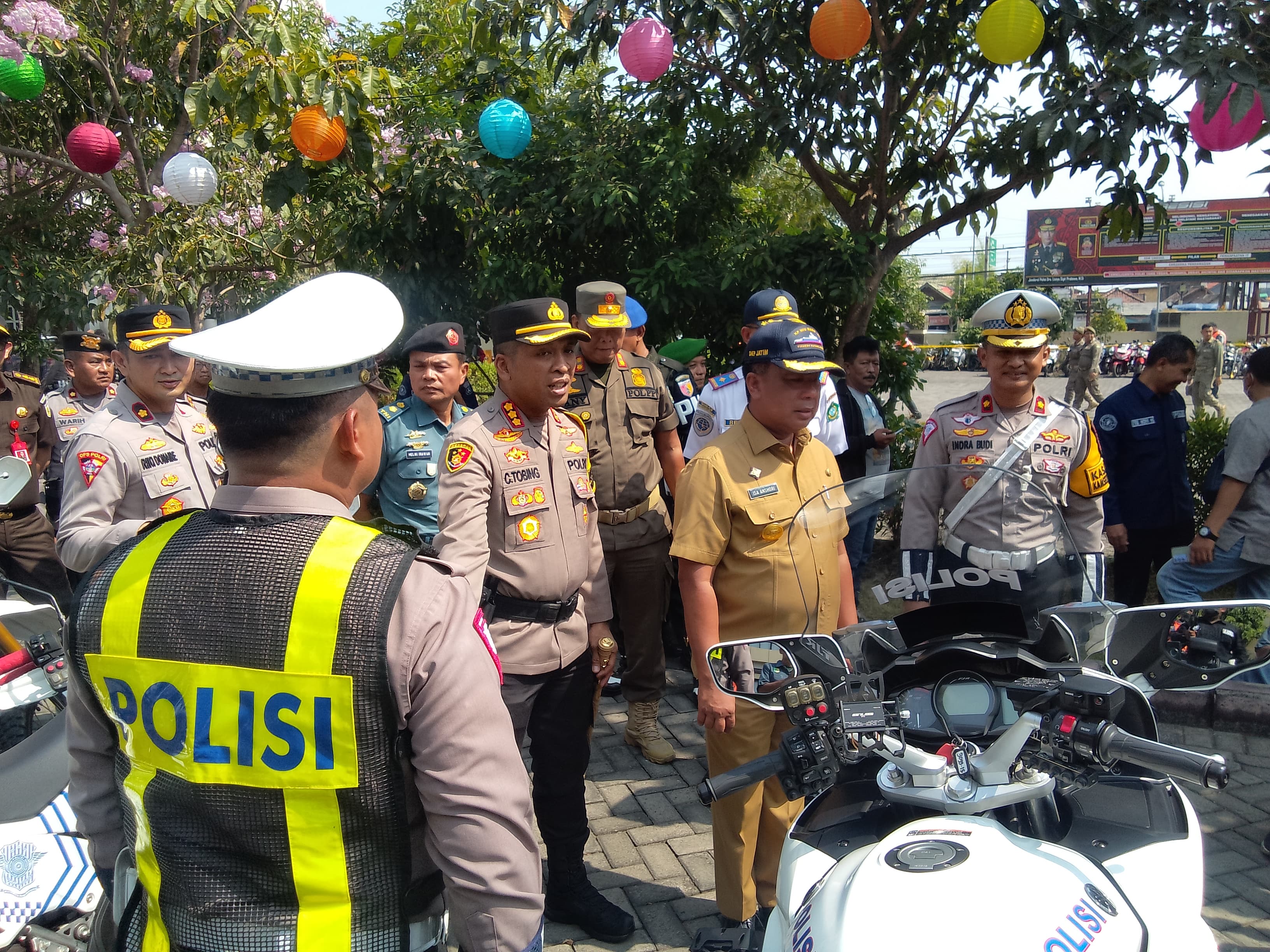 PERSIAPAN: Kapolresta Sidoarjo Kombes Pol Christian Tobing bersama Pjs Bupati Sidoarjo M Isa Anshori  mengecek ranmor di Mako Polresta Sidoarjo, Senin (14/10). (DIKY PUTRA SANSIRI/RADAR SIDOARJO)