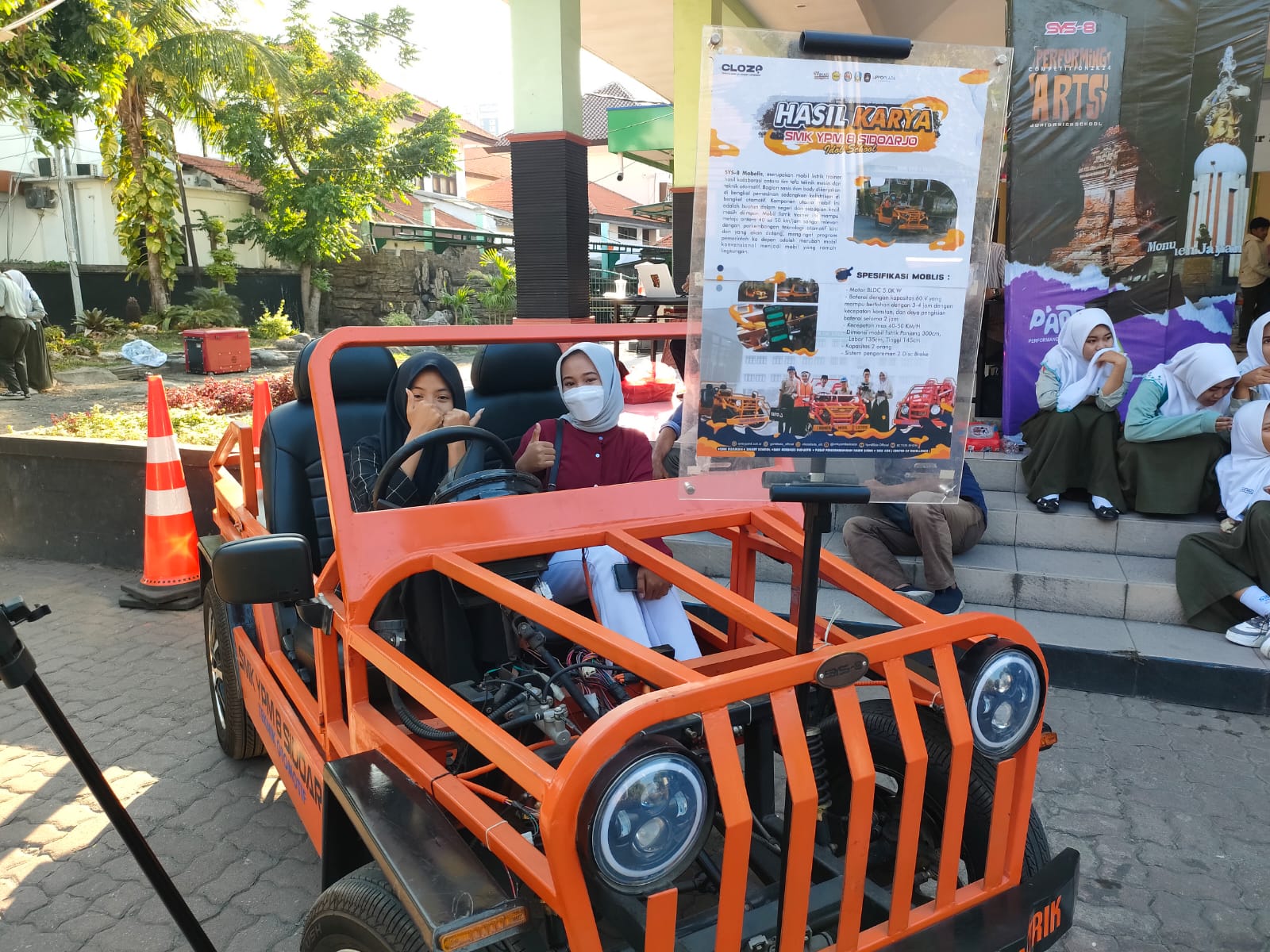 KREATIF: Siswa SMK YPM 8 Sidoarjo pamerkan mobil listrik. (ANAS/RADAR SIDOARJO)
