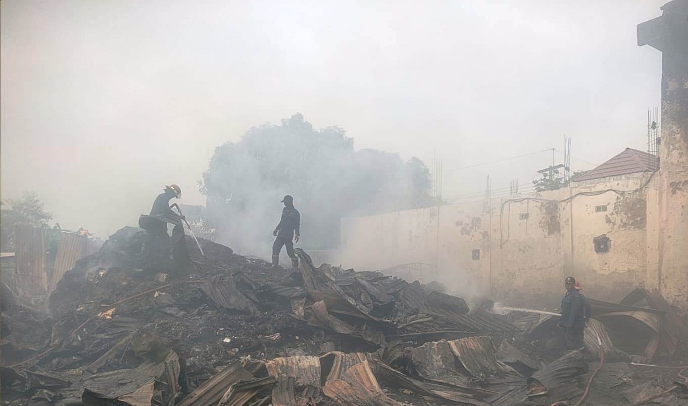 PEMBASAHAN : Kondisi gudang rongsokan di Candi Sidoarjo usai terbakar, Selasa (15/10). (IST)