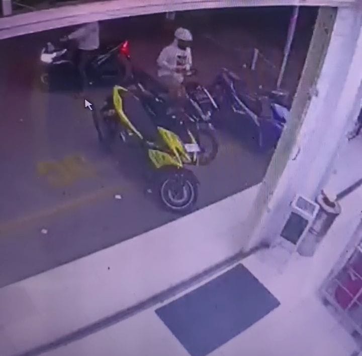MERESAHKAN: Aksi terduga pelaku saat mencuri motor di Sedati, Minggu (13/10).  &nbsp;