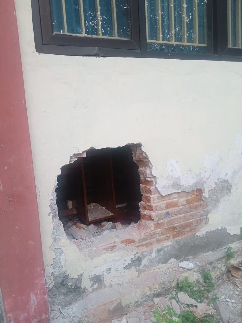 NEKAT : Kondisi dinding SDN Pagerngumbuk usai dijebol maling. (IST)