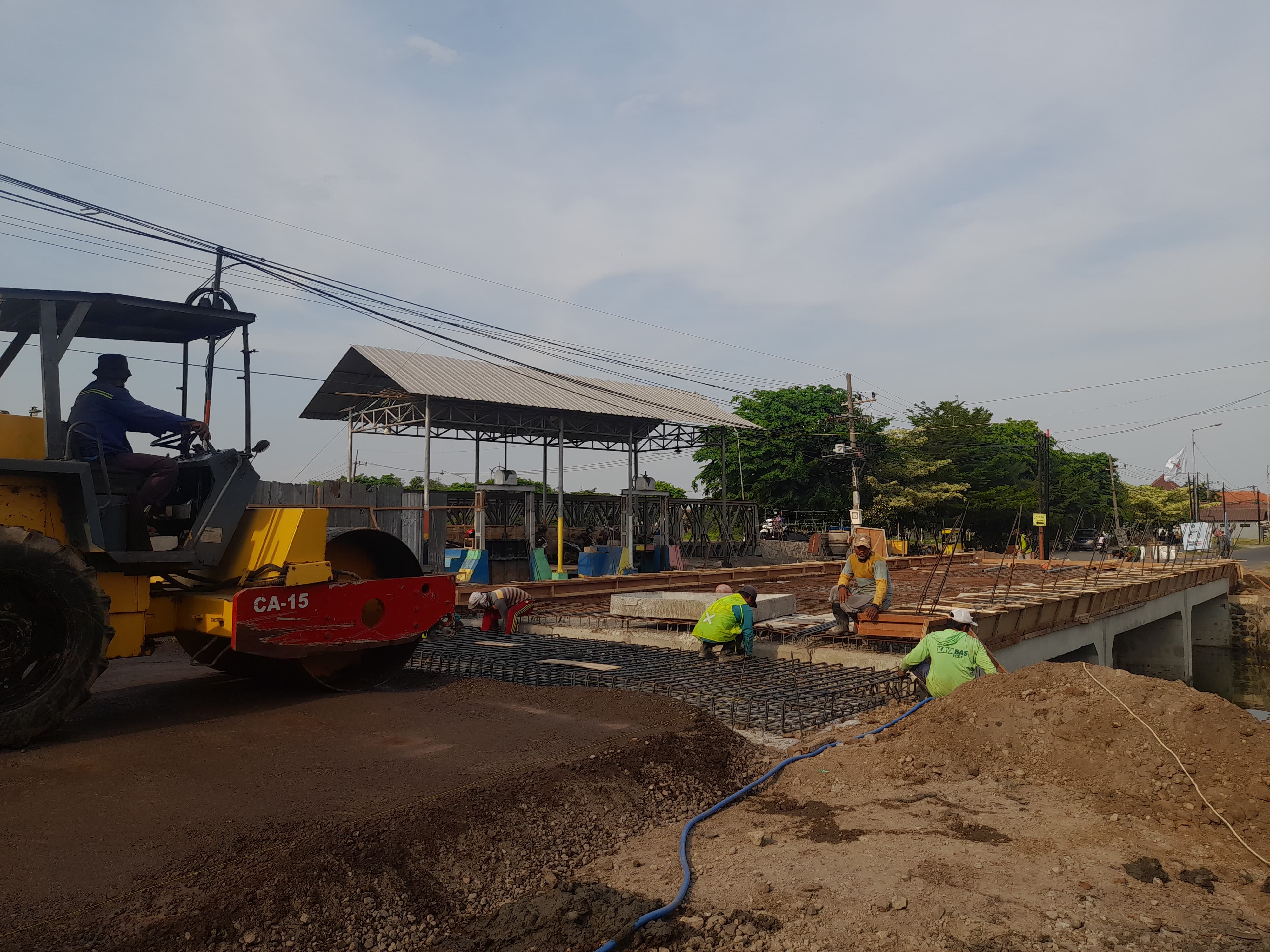 DIKERJAKAN: Jembatan permanen Desa Kedungpeluk Kecamatan Candi dalam proses pembangunan. (M SAIFUL ROHMAN/RADAR SIDOARJO)