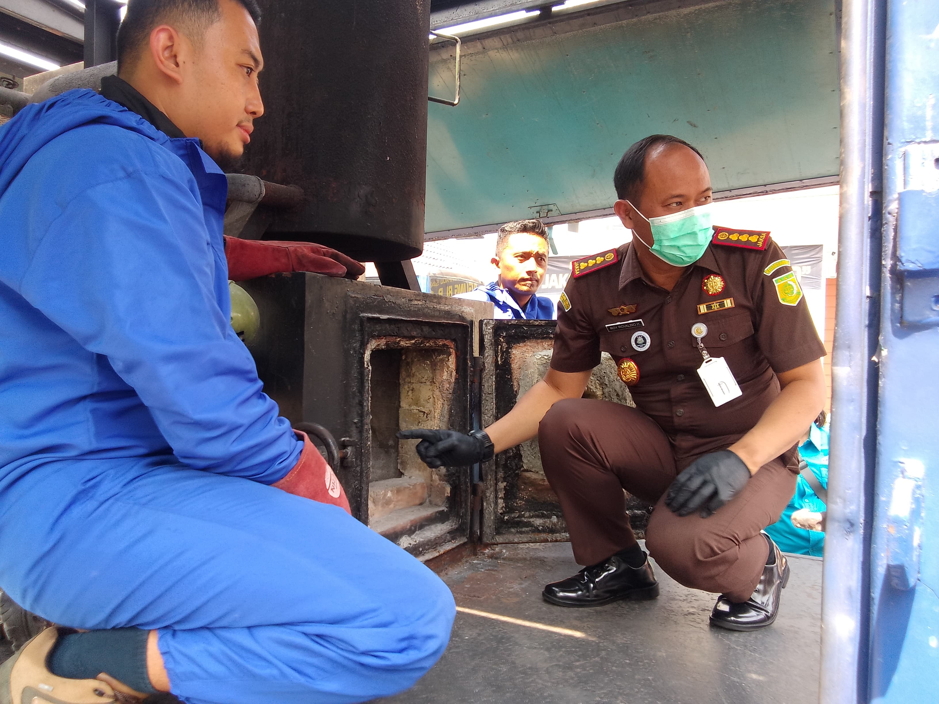 DIBAKAR : Kajari Sidoarjo masukkan SS ke dalam tungku perapian di kantor Kejari Sidoarjo, Kamis (17/10). (DIKY PUTRA SANSIRI/RADAR SIDOARJO)