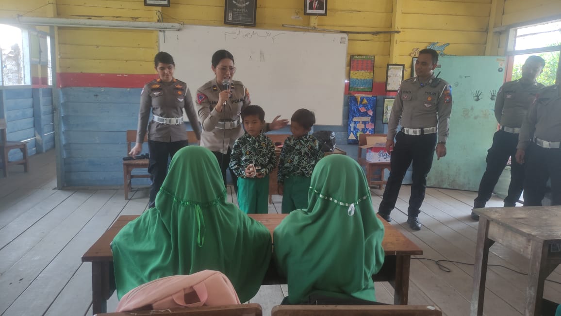 IST PEMAHAMAN : Anggota Satlantas Polresta Sidoarjo memberikan sosialisasi di Jabon, Kamis, (17/10).