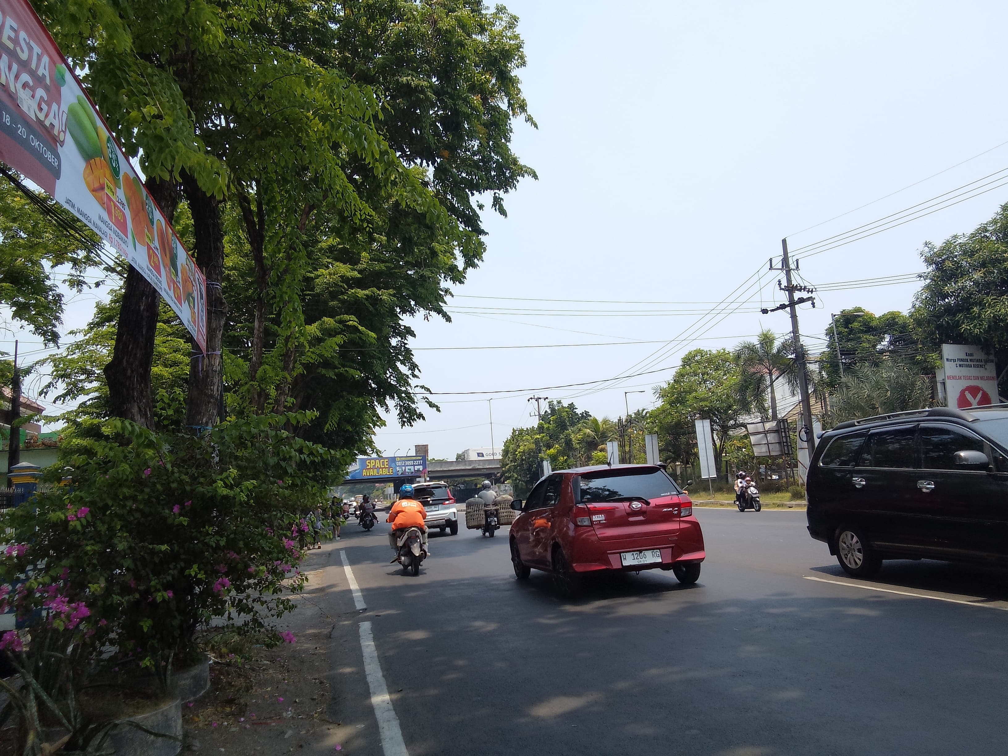 DIKEJAR: TKP dugaan penusukan di Jalan Raya Jati, Sidoarjo. (DIKY SANSIRI/RADAR SIDOARJO)