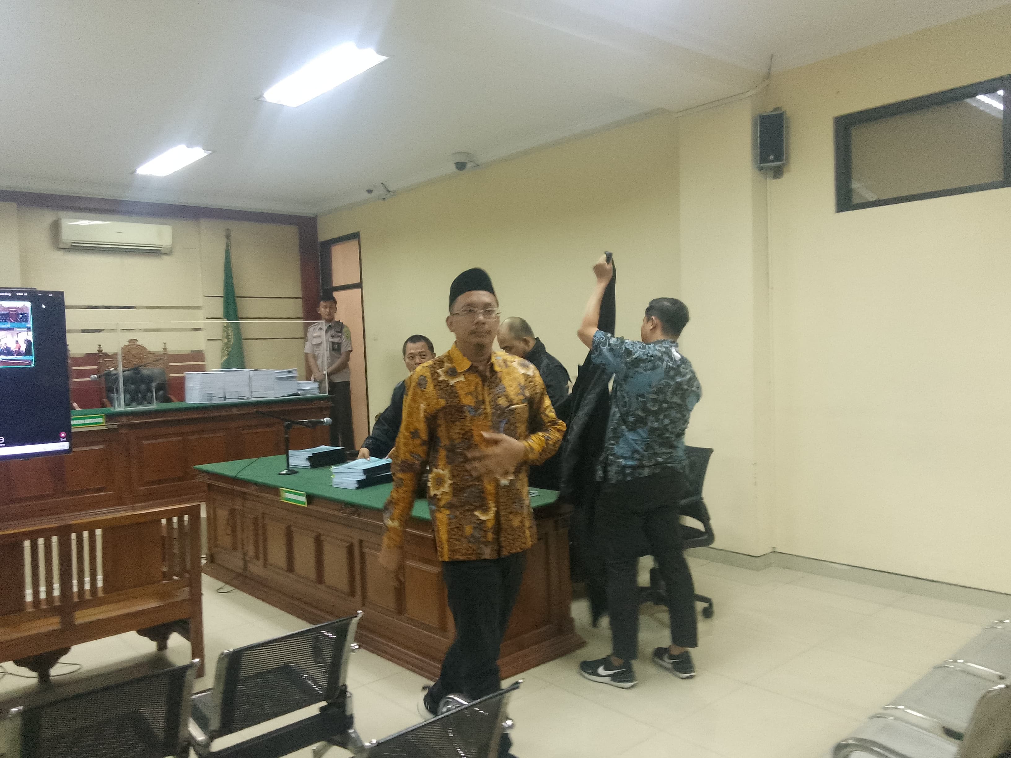 DUGAAN KORUPSI : Gus Muhdlor saat hendak keluar dari ruang sidang di Tipikor. (DIKY PUTRA SANSIRI/RADAR SIDOARJO)