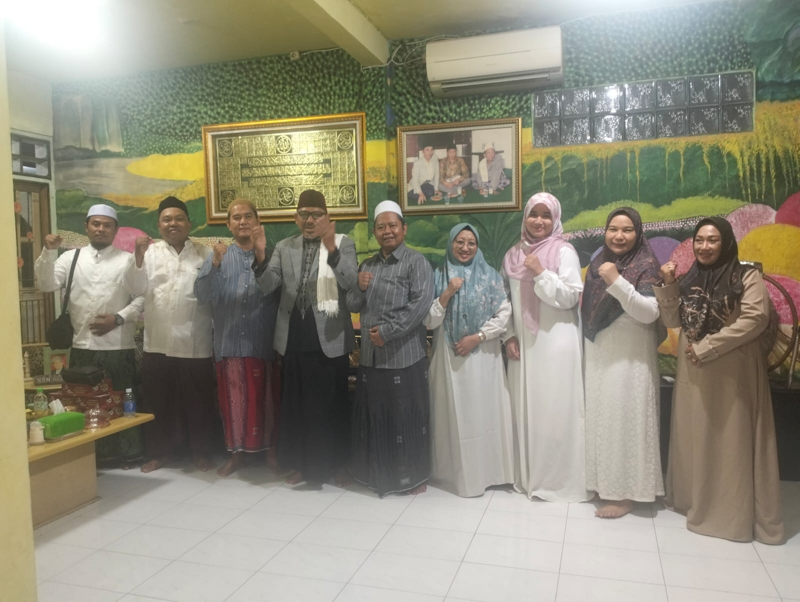 Foto bersama Pengasuh Ponpes Jabal Noer,Drs.H.Misbahuddin bersama narasumber Dr.Nafik Palil dalam kegiatan workshop super parenting. (ANAS/RADAR SIDOARJO)