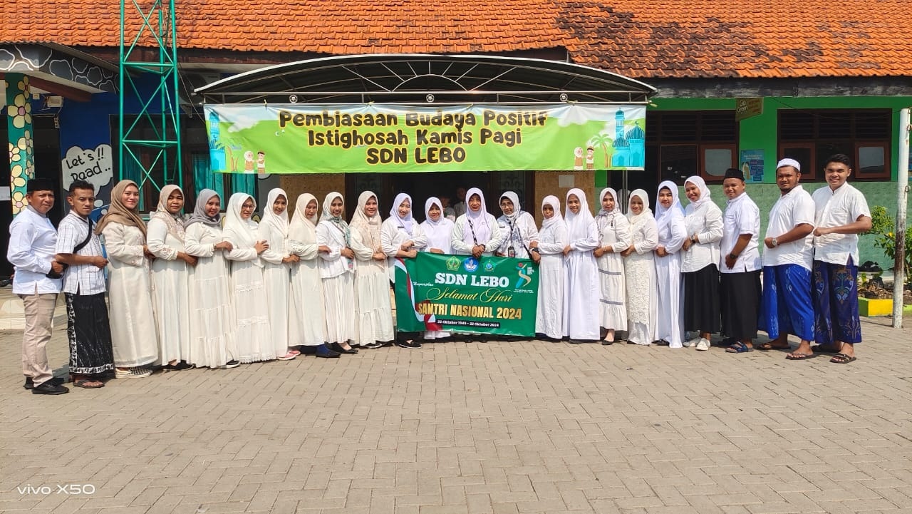 KOMPAK: Para guru berfoto bersama di depan sekolah usai pawai. (ANAS/RADAR SIDOARJO)
